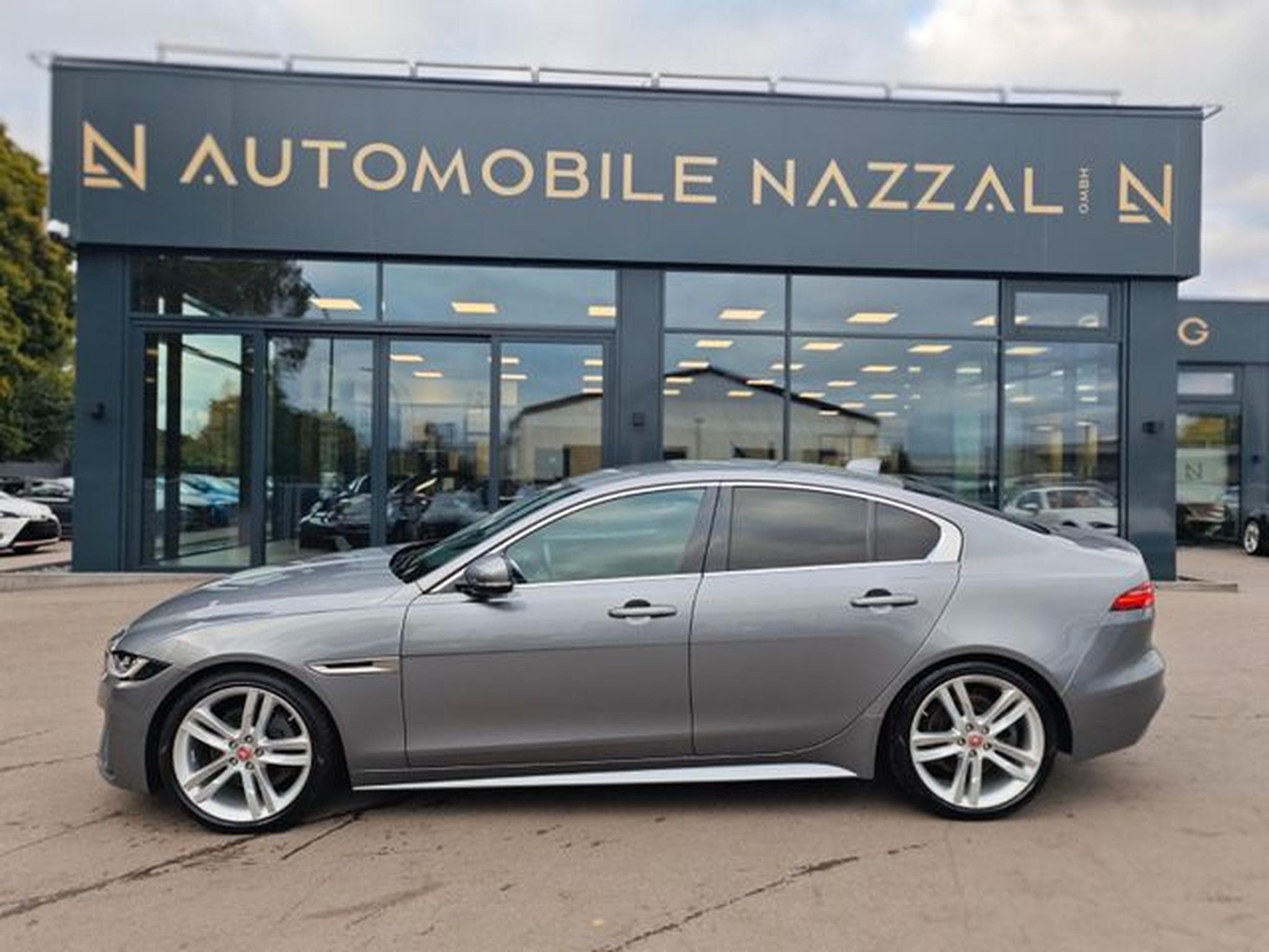 Jaguar XE XE 2.0d R-DYNAMIC S*CARPLAY*NAVI*SHZ*VOLL-LED* (2021) - Photo 13