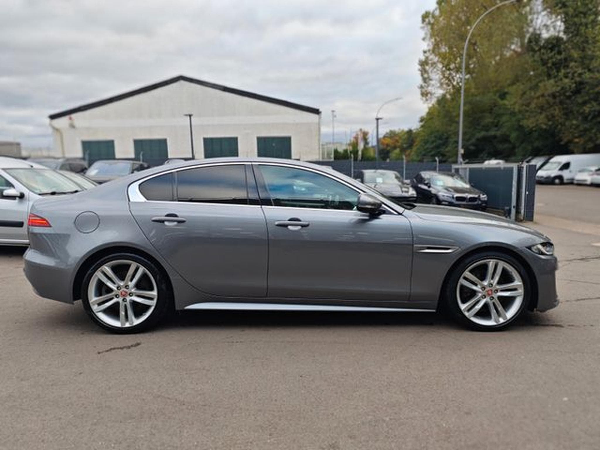 Jaguar XE XE 2.0d R-DYNAMIC S*CARPLAY*NAVI*SHZ*VOLL-LED* (2021) - Photo 14