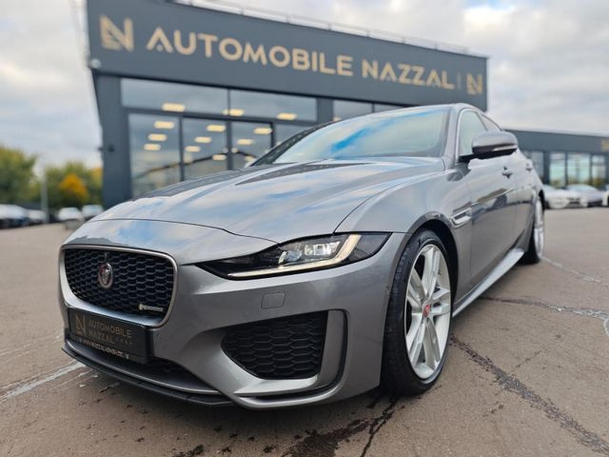 Jaguar XE XE 2.0d R-DYNAMIC S*CARPLAY*NAVI*SHZ*VOLL-LED* (2021) - Photo 2
