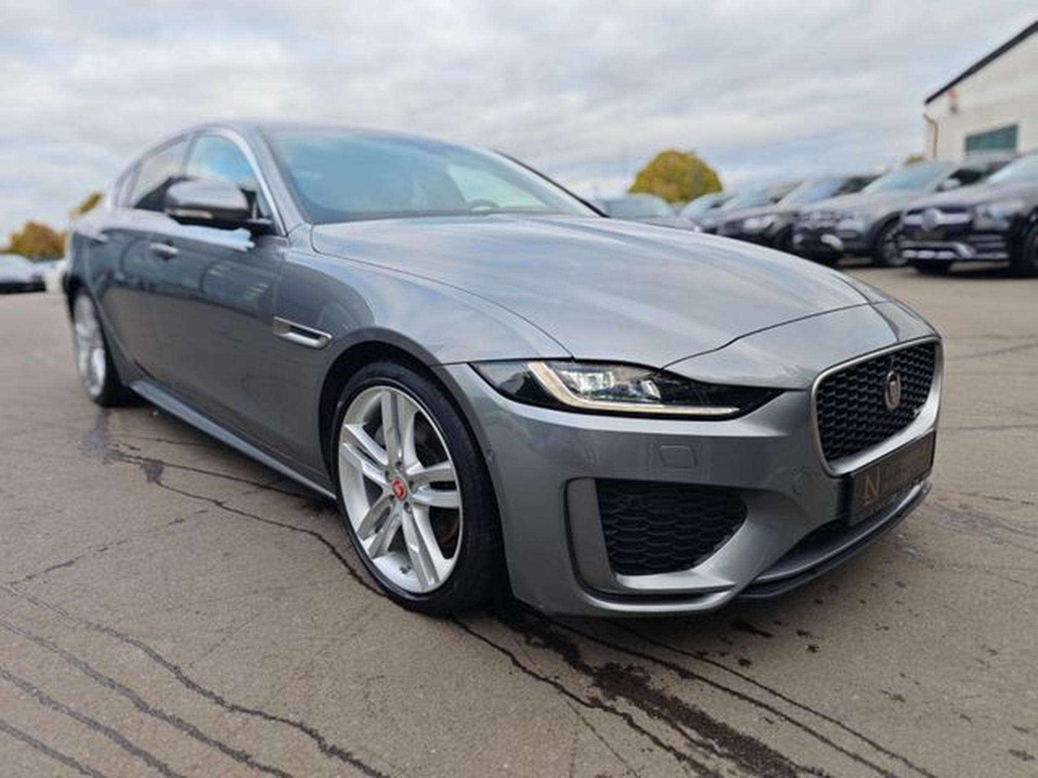 Jaguar XE XE 2.0d R-DYNAMIC S*CARPLAY*NAVI*SHZ*VOLL-LED* (2021) - Photo 4