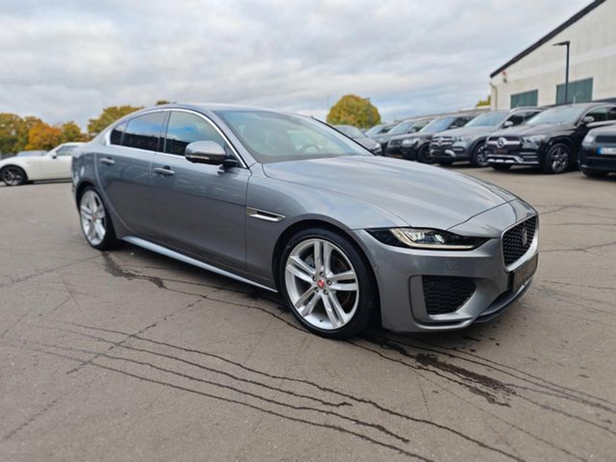 Jaguar XE XE 2.0d R-DYNAMIC S*CARPLAY*NAVI*SHZ*VOLL-LED* (2021) - Photo 5