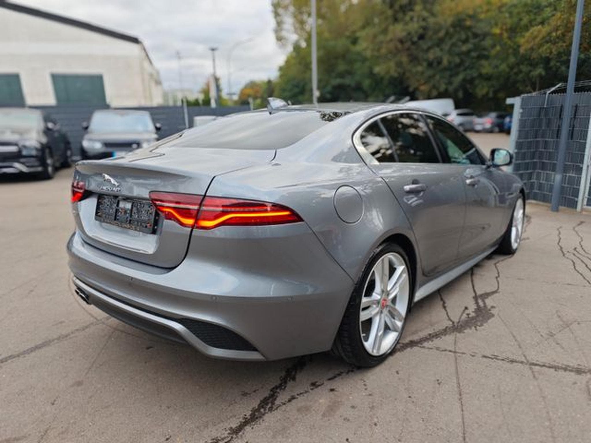Jaguar XE XE 2.0d R-DYNAMIC S*CARPLAY*NAVI*SHZ*VOLL-LED* (2021) - Photo 6