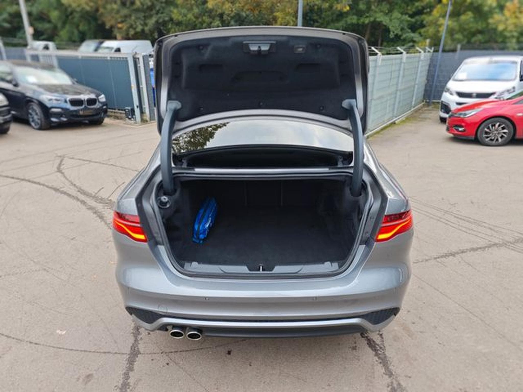 Jaguar XE XE 2.0d R-DYNAMIC S*CARPLAY*NAVI*SHZ*VOLL-LED* (2021) - Photo 9