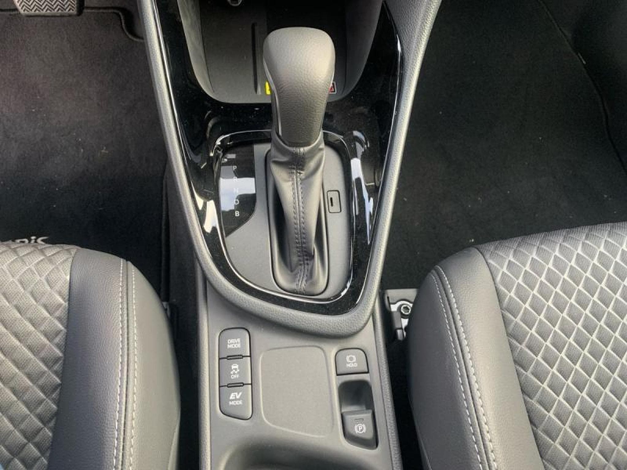 Toyota Yaris STYLE (1970) - Photo 21