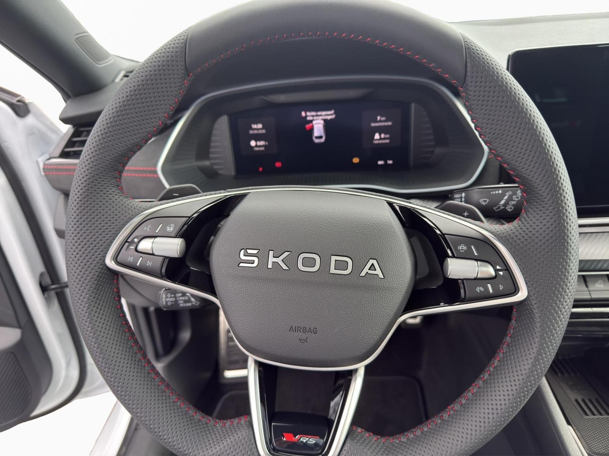 Skoda Octavia Combi RS (2025) - Photo 8