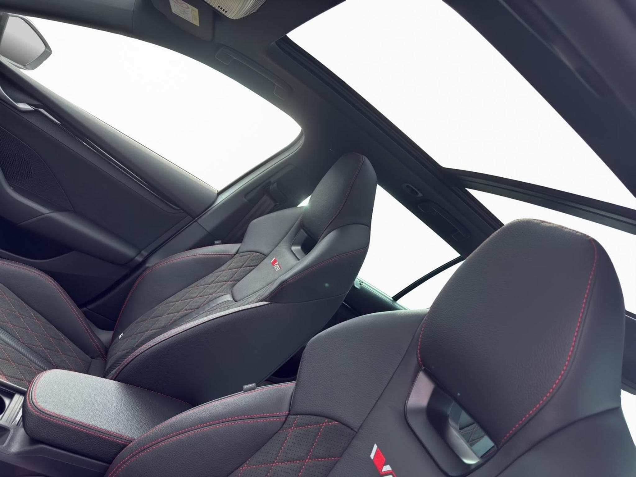 Skoda Octavia Combi RS (2025) - Photo 9