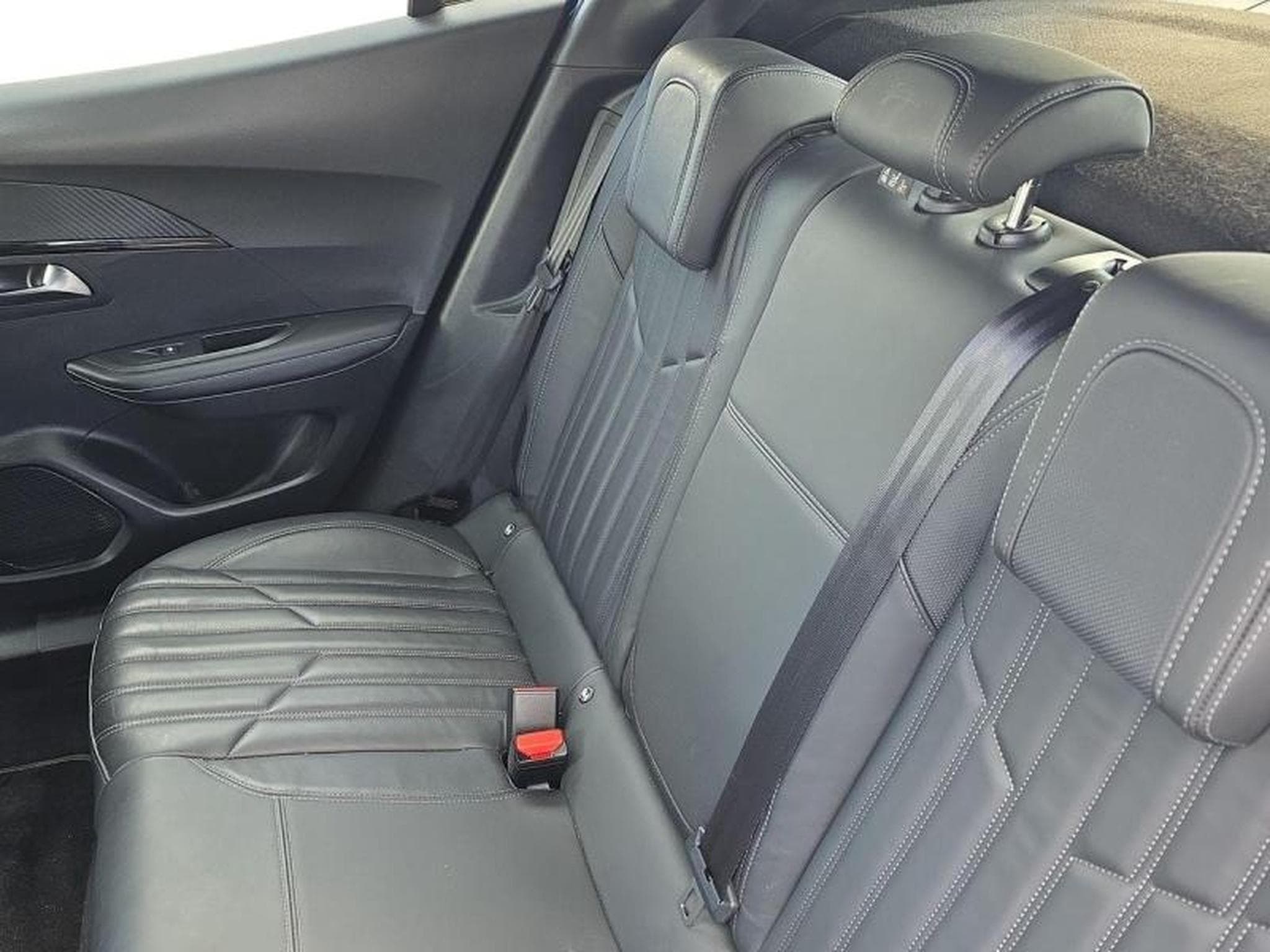 PEUGEOT 2008 e-2008 136ch GT (2022) - Foto 3