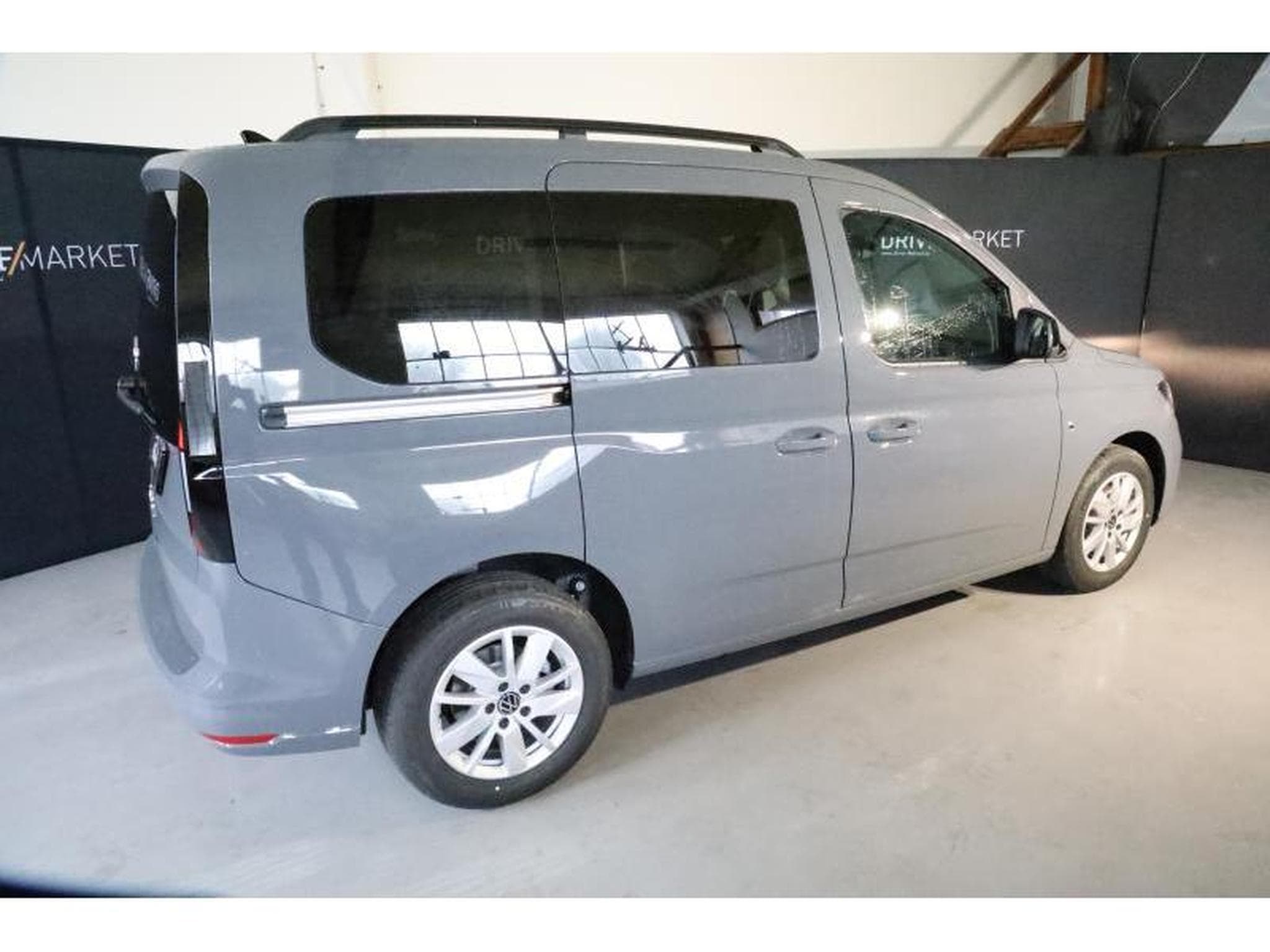 VW Caddy V Life (2025) - Photo 16