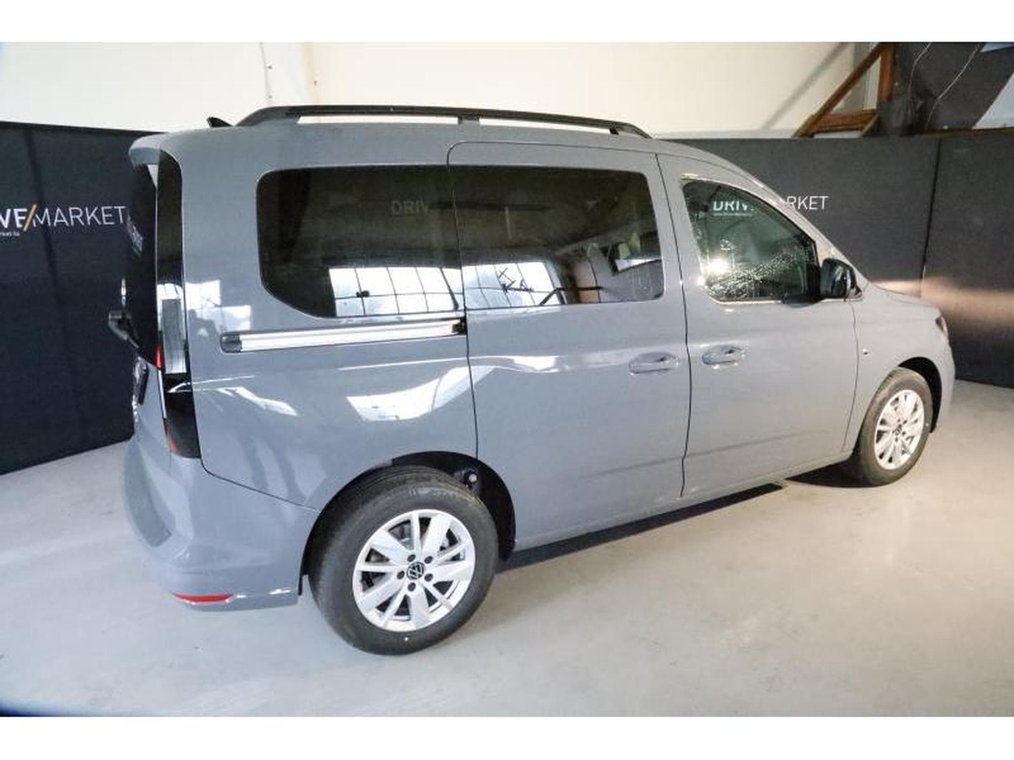 VW Caddy V Life (2025) - Photo 17