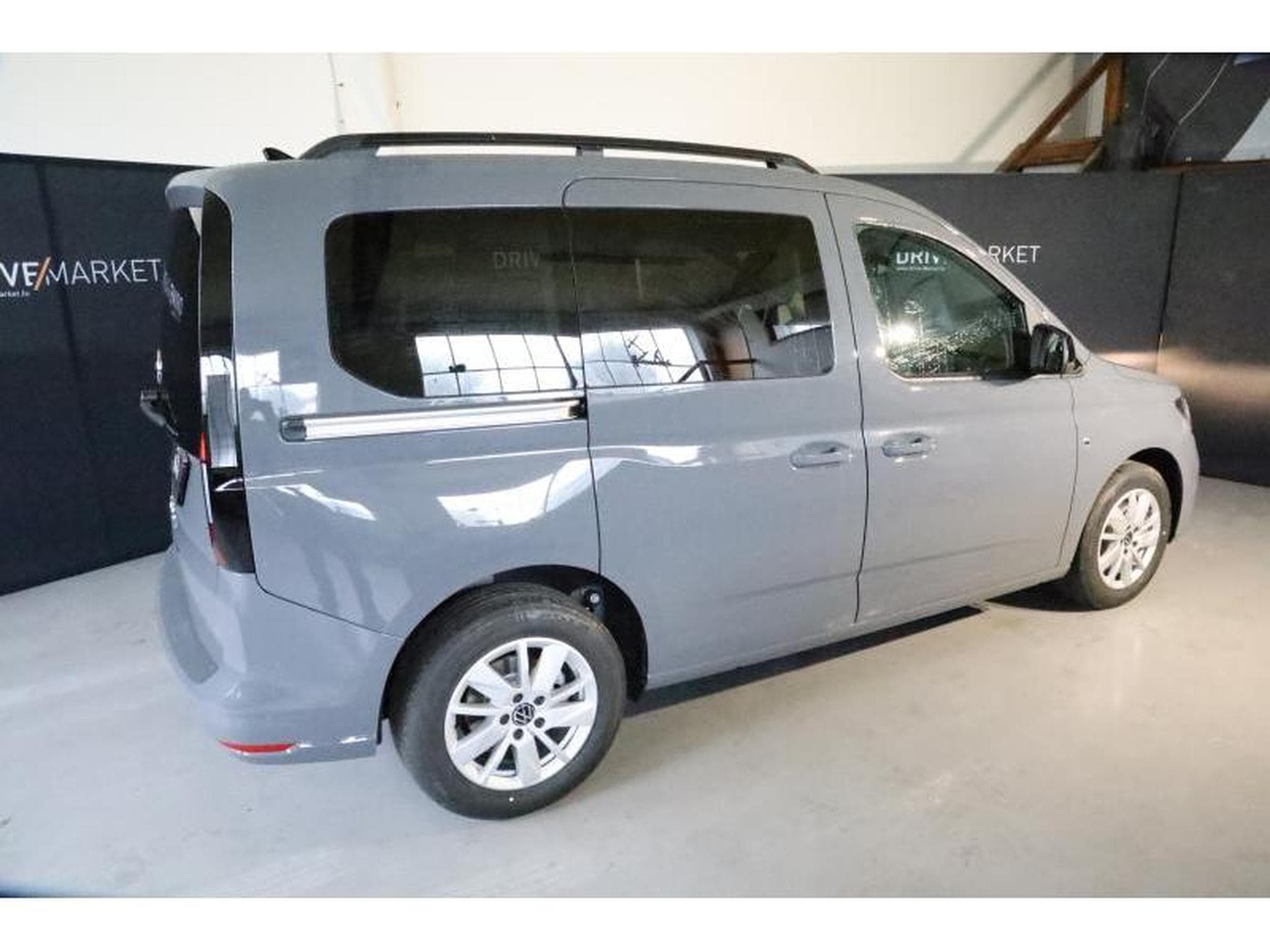 VW Caddy V Life (2025) - Photo 18