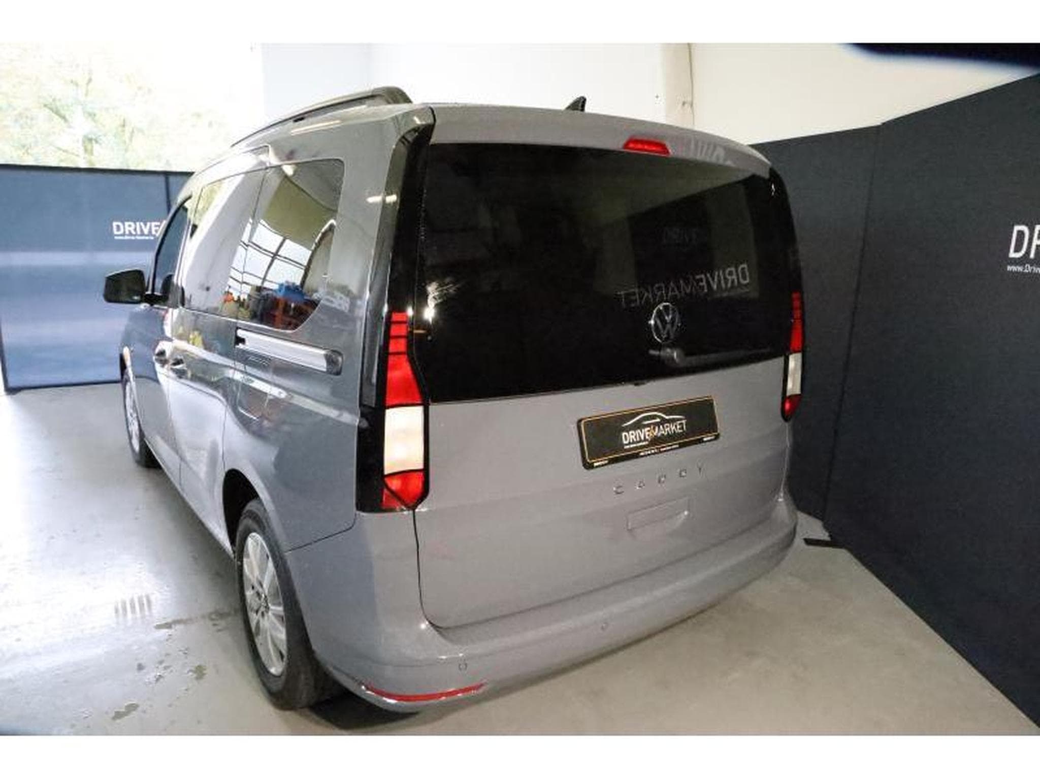 VW Caddy V Life (2025) - Photo 21