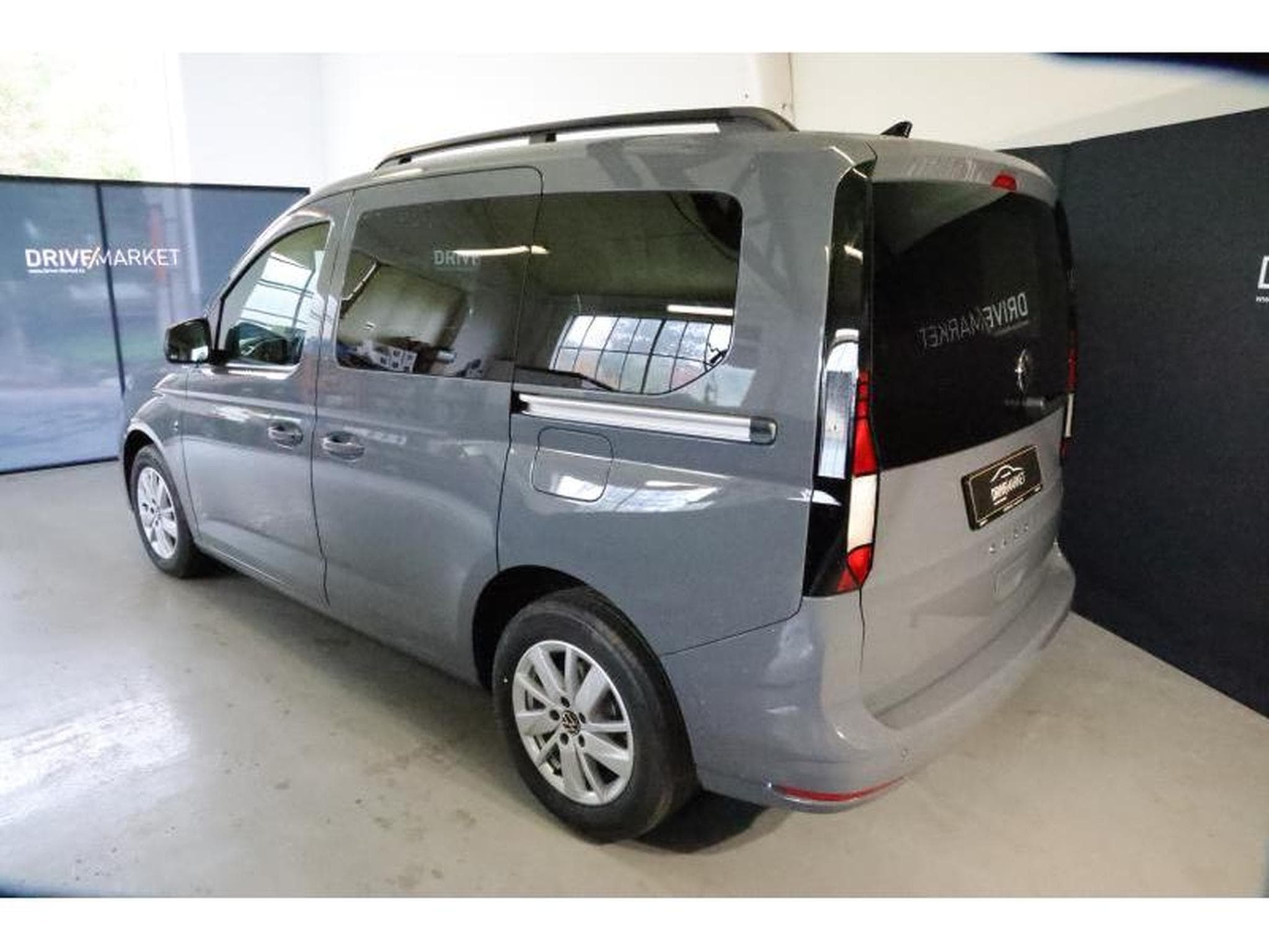 VW Caddy V Life (2025) - Photo 22