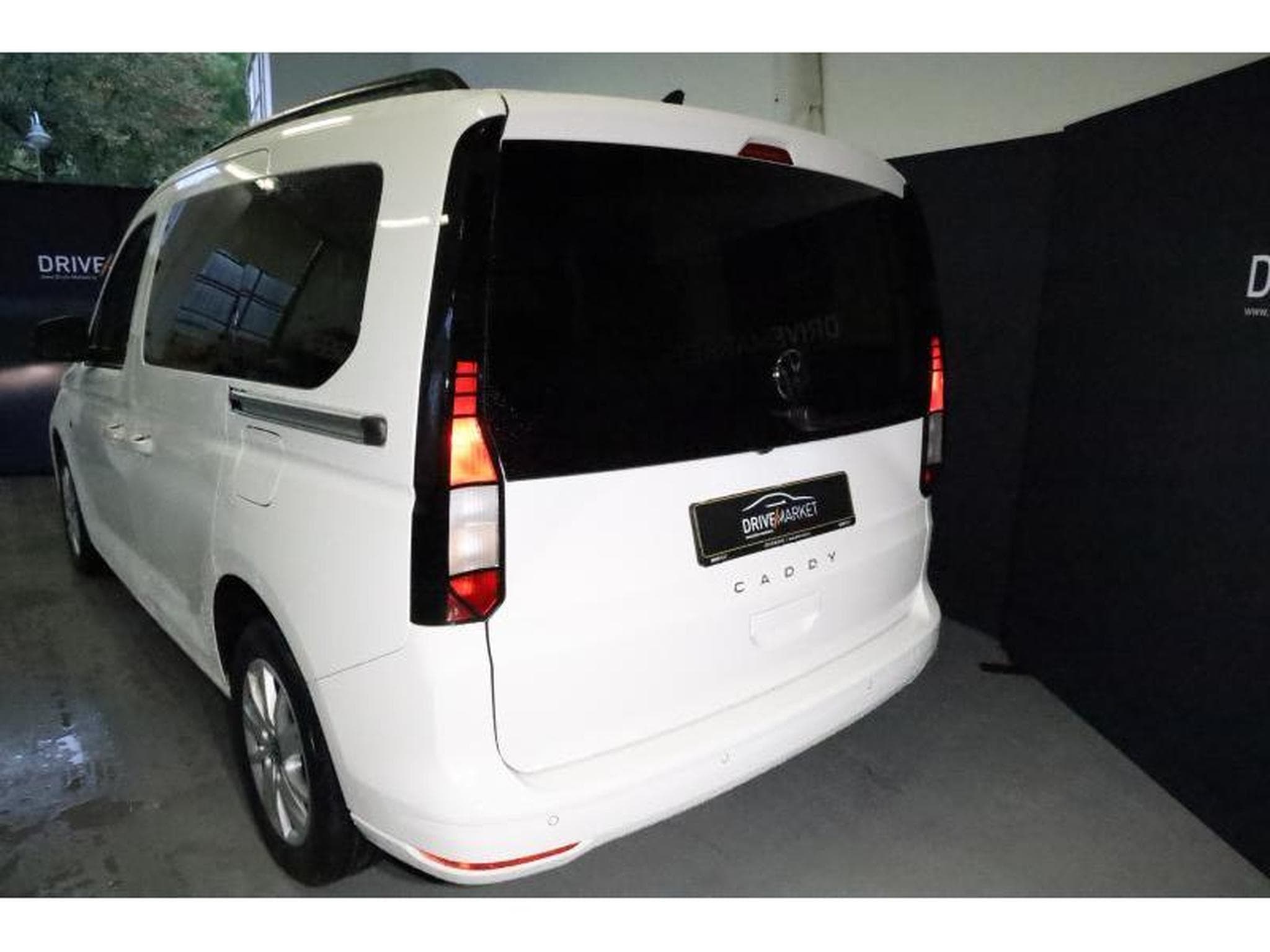 VW Caddy Life (2025) - Photo 13