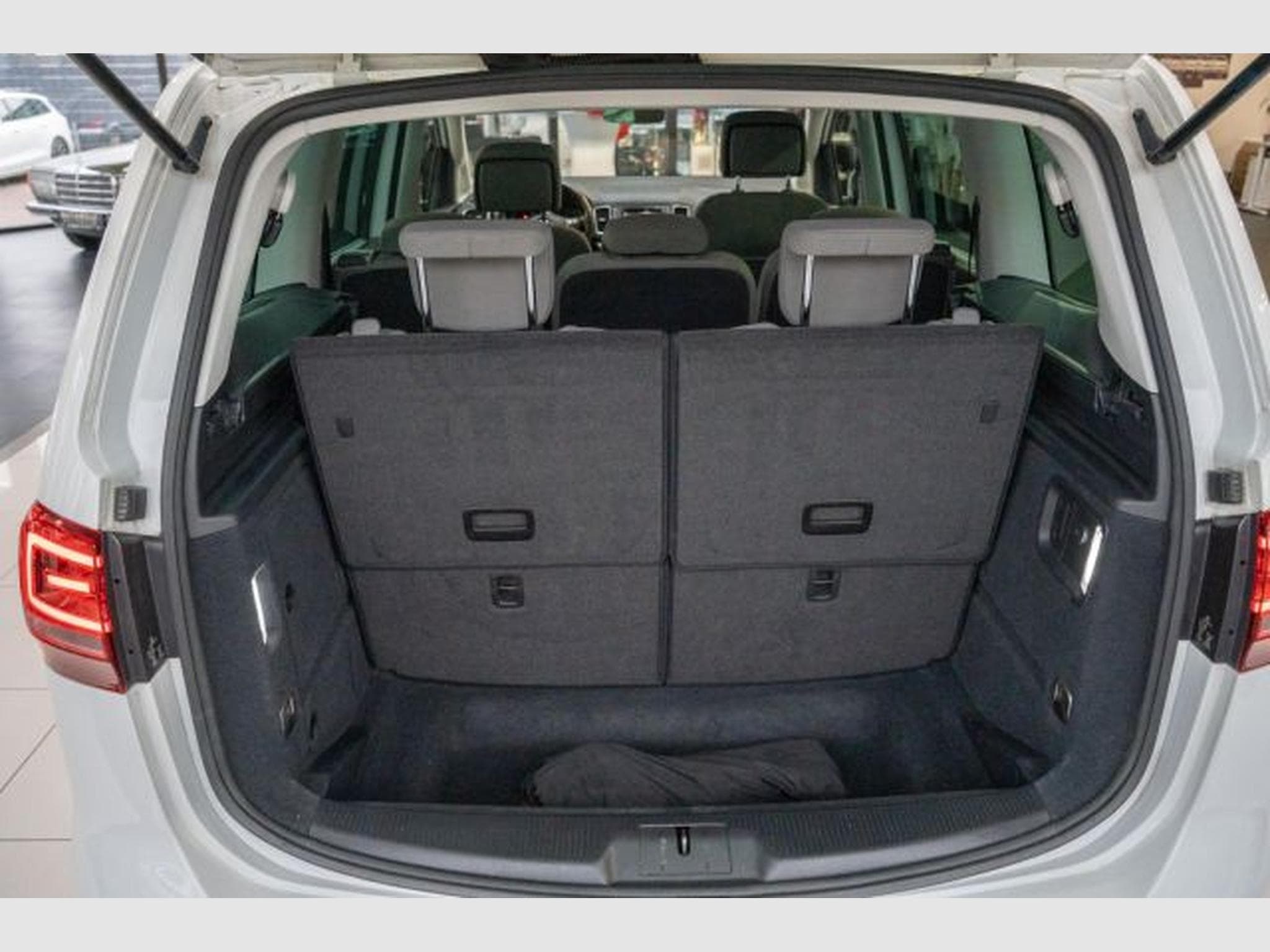 VW Sharan Sharan 2.0 TDI NAVI Bi-Xenon 7-SITZER PDC Klima (2019) - Photo 8