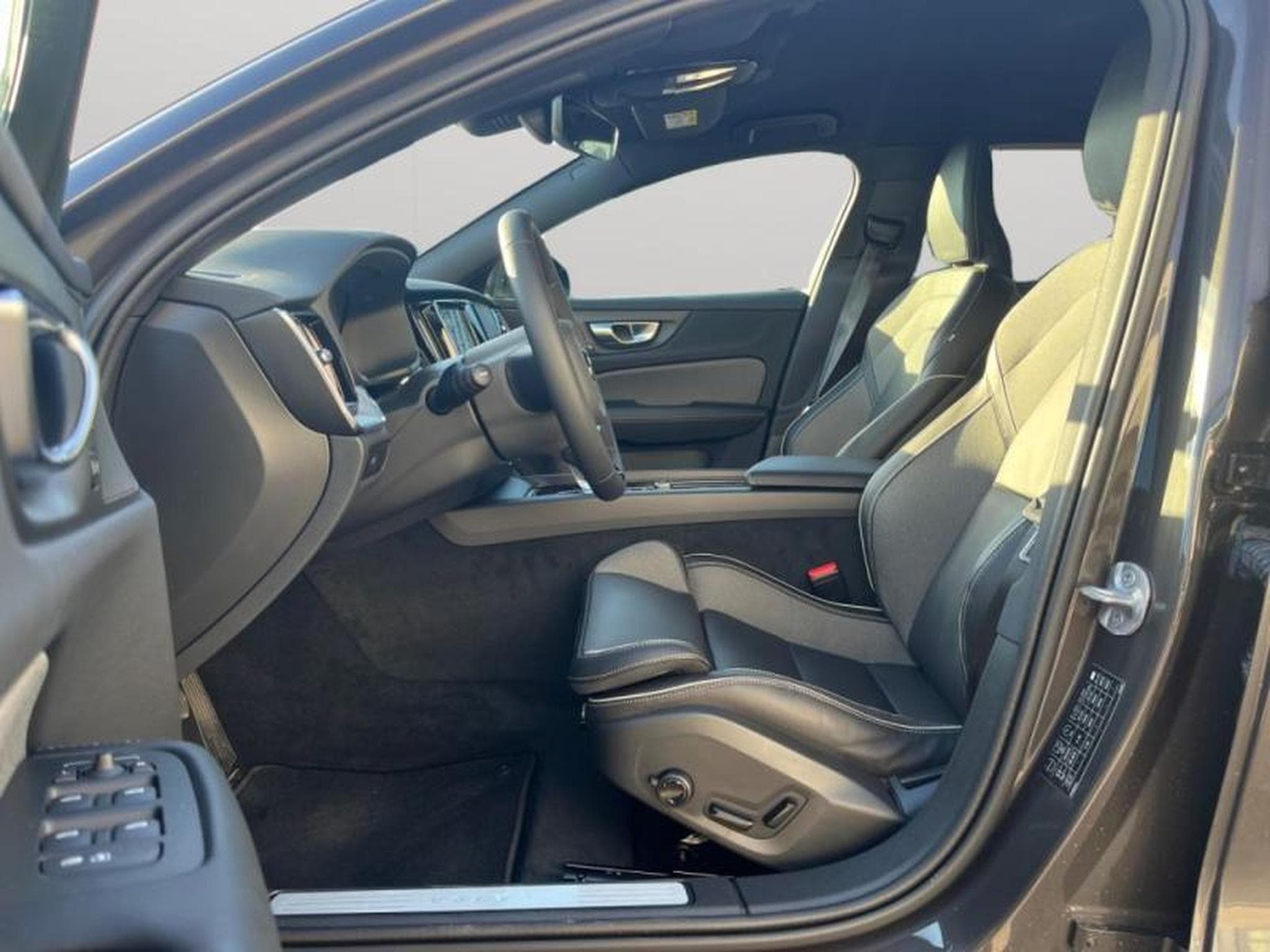 Volvo V60 B4 Plus Dark / Diesel (2023) - Photo 10