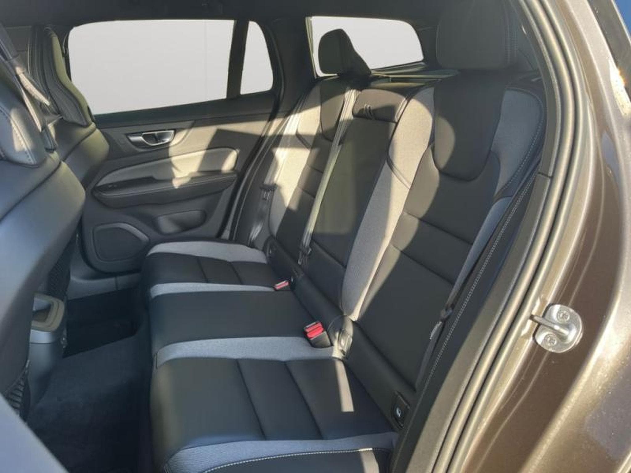 Volvo V60 B4 Plus Dark / Diesel (2023) - Photo 13