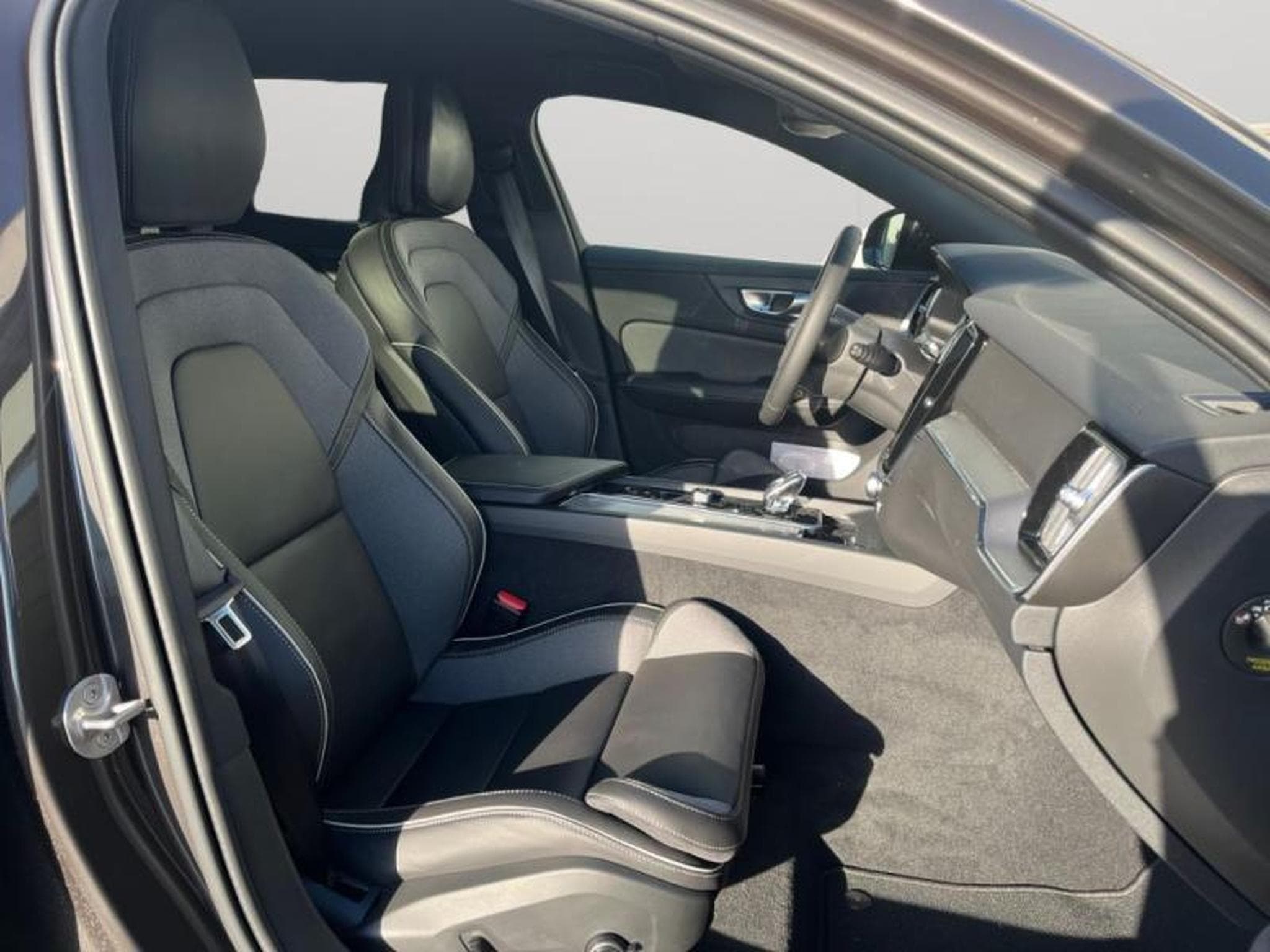 Volvo V60 B4 Plus Dark / Diesel (2023) - Photo 14