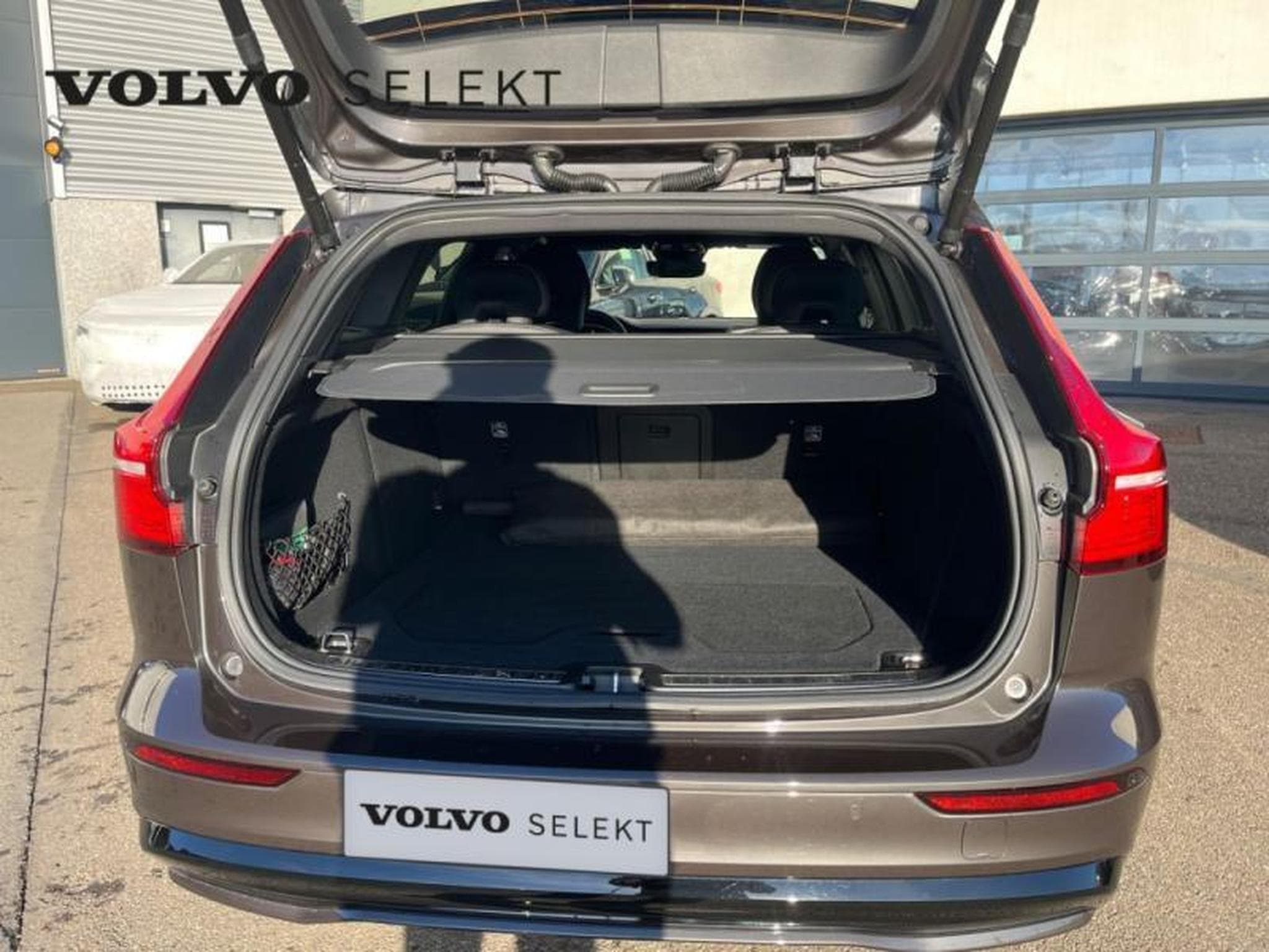 Volvo V60 B4 Plus Dark / Diesel (2023) - Photo 20