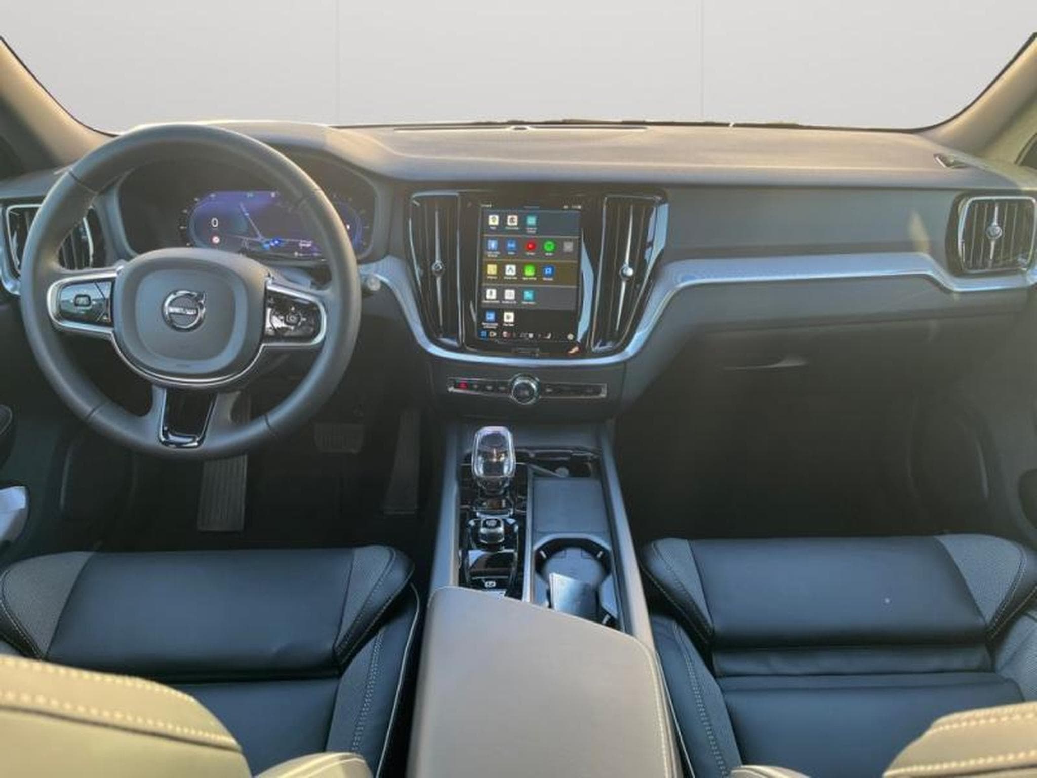 Volvo V60 B4 Plus Dark / Diesel (2023) - Photo 3