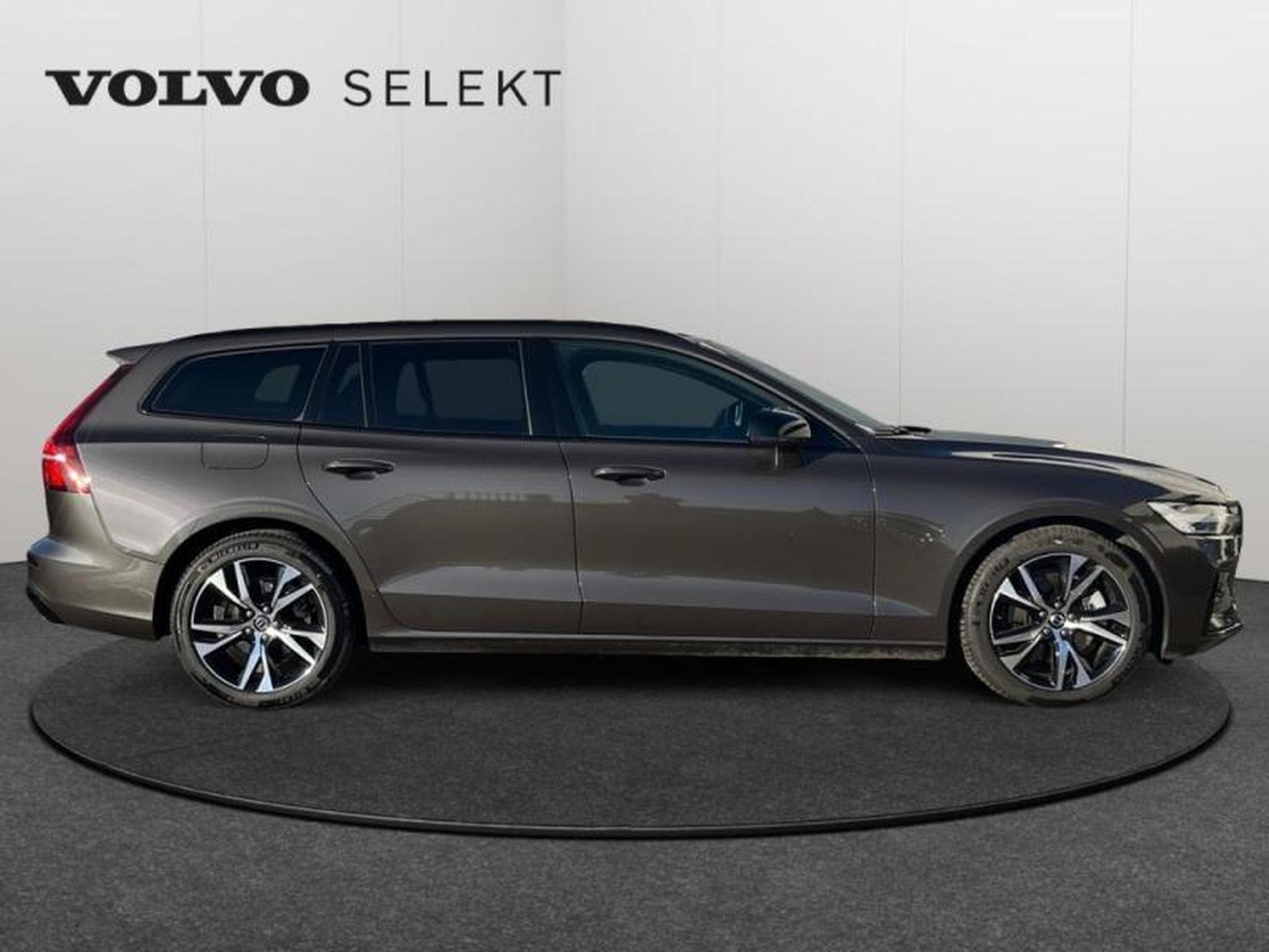 Volvo V60 B4 Plus Dark / Diesel (2023) - Photo 7