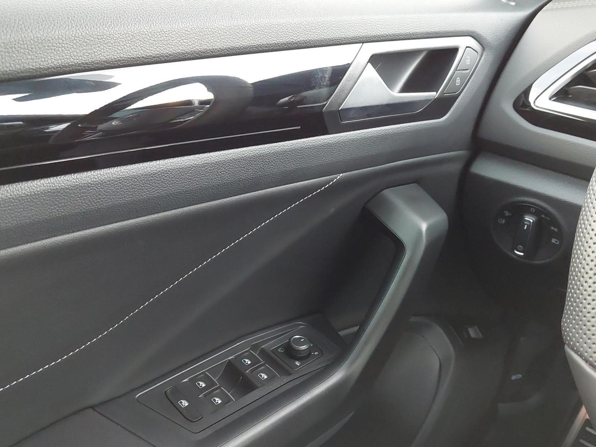 VW T-Roc R-LINE (2025) - Photo 13