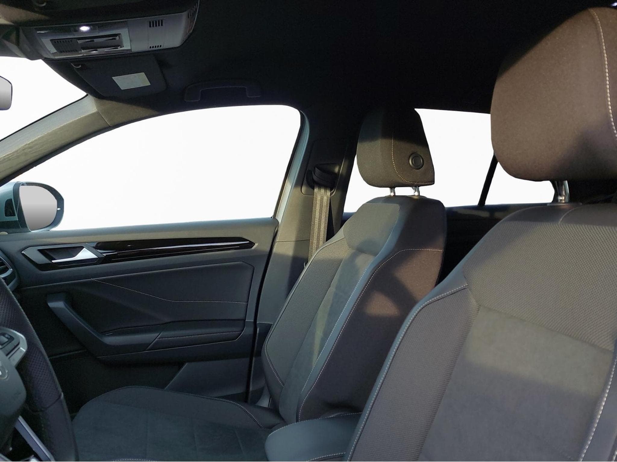 VW T-Roc R-LINE (2025) - Photo 2