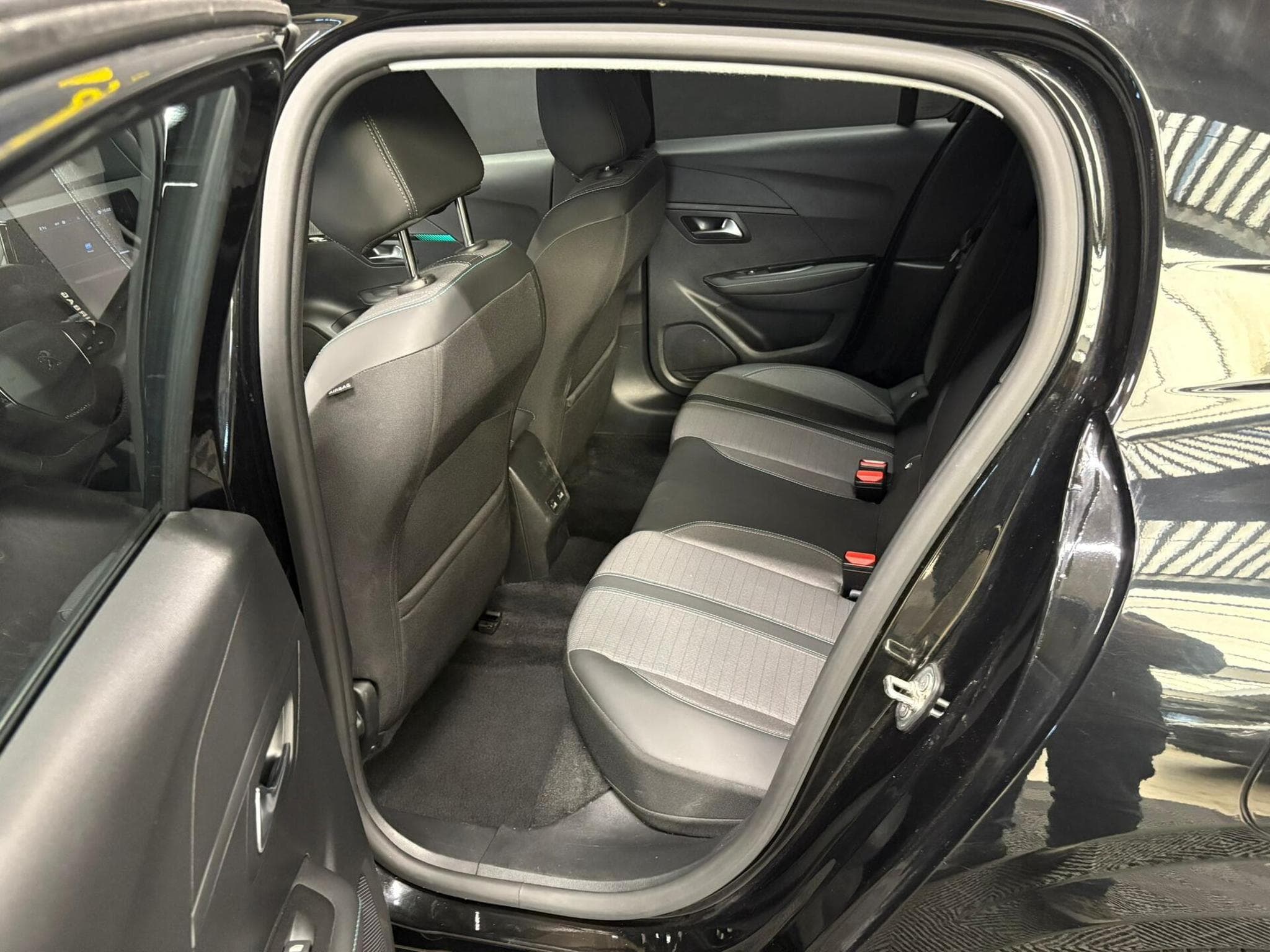 Peugeot 208 1.2 Allure 100cv Clim auto / Régulateur / Sièges chauffants (2023) - Foto 9