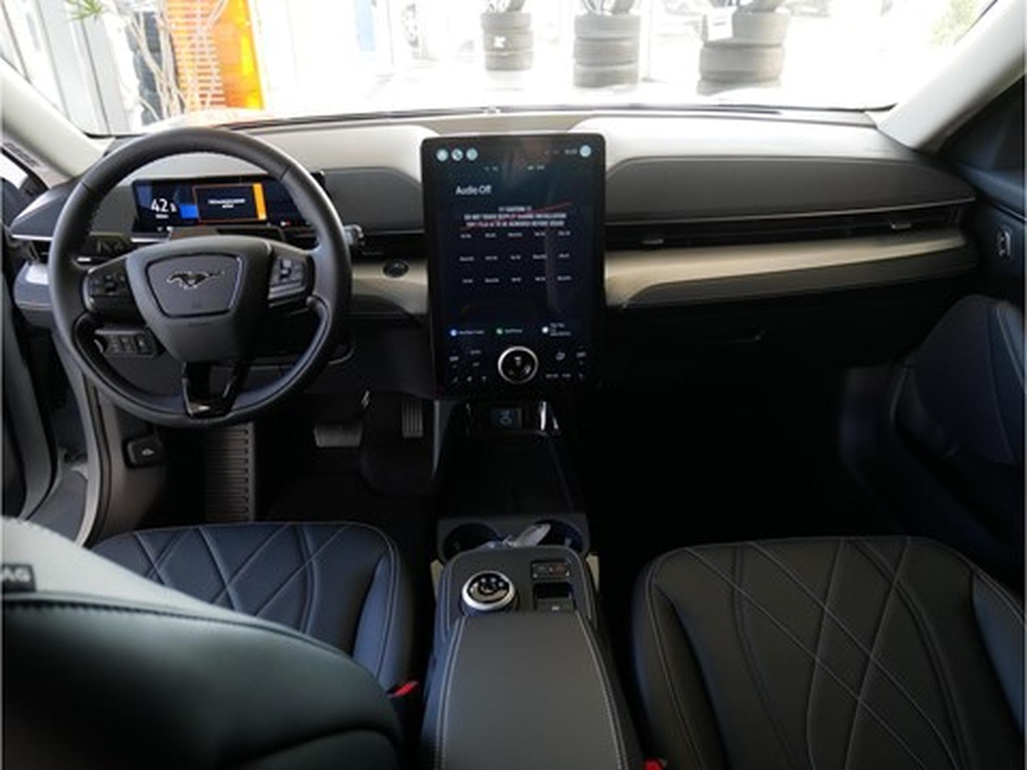 Ford Mustang Mach-E Base 72kWh Standard Range LFP 269ch/198kW - A1 (2025) - Foto 4