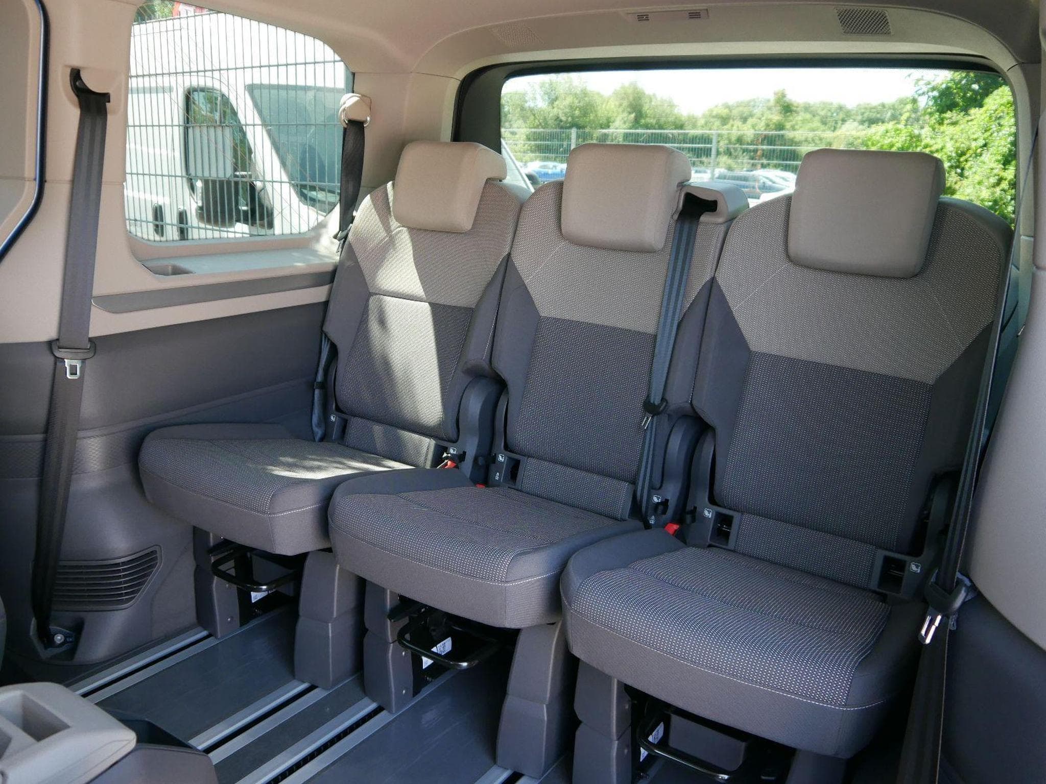 VW T7 Life 2.0 TDI (2025) - Photo 8