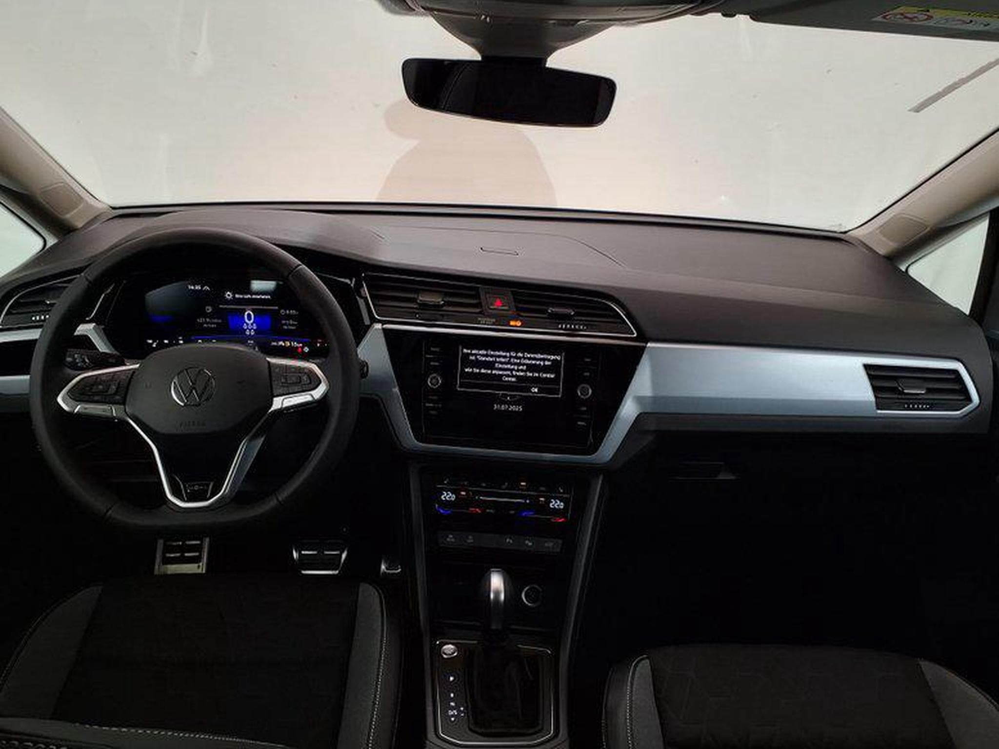 VW Touran Life Plus 1.5 TSI 7-Gang DSG (2025) - Photo 11