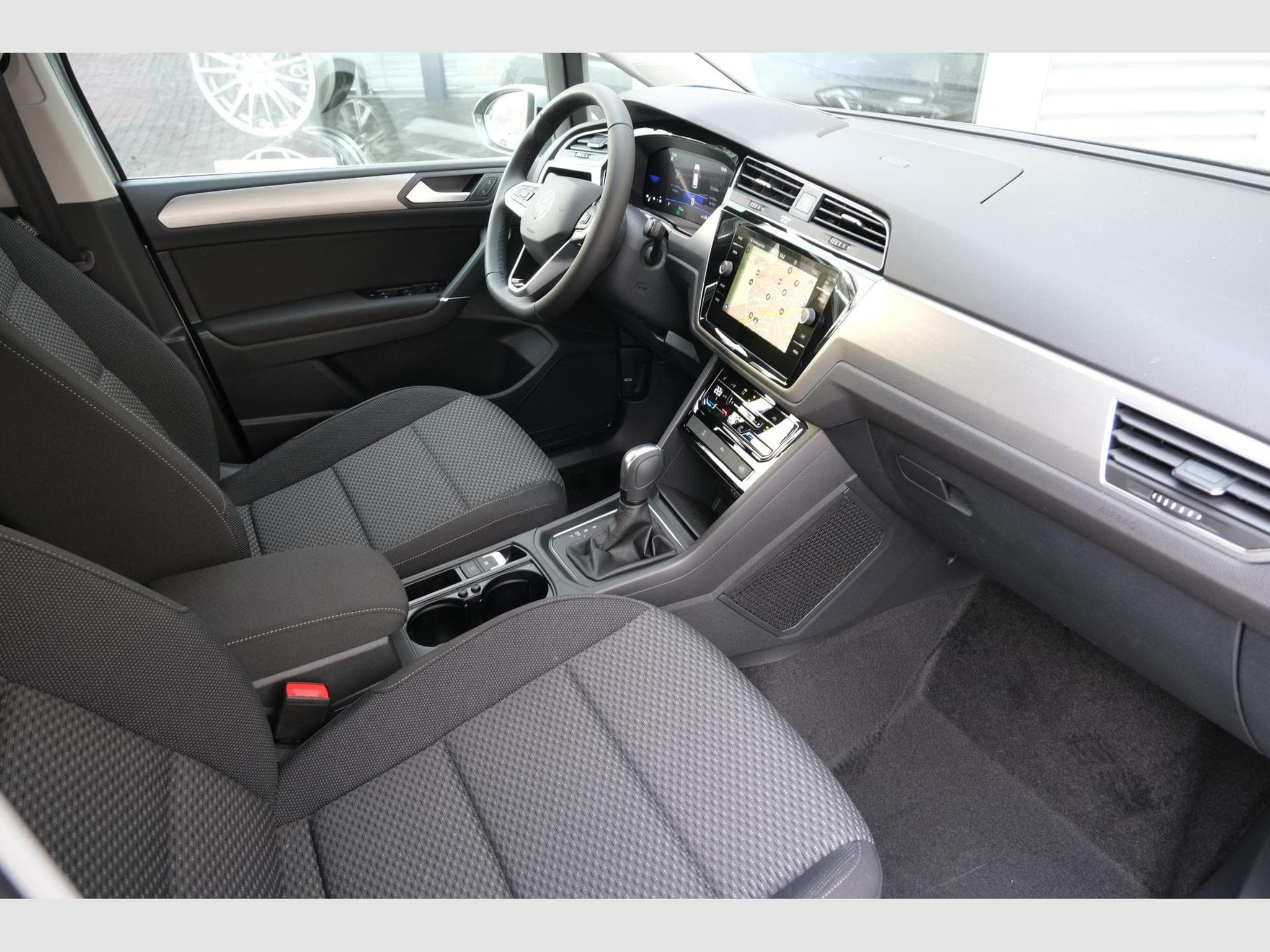 VW Touran 1.5 TSI DSG (2025) - Photo 22