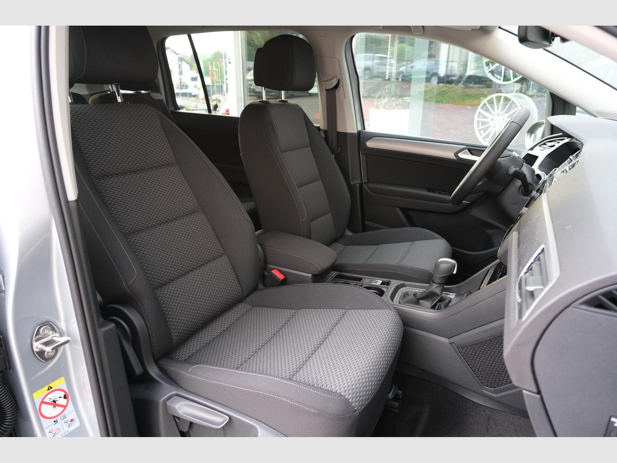 VW Touran 1.5 TSI DSG (2025) - Photo 23