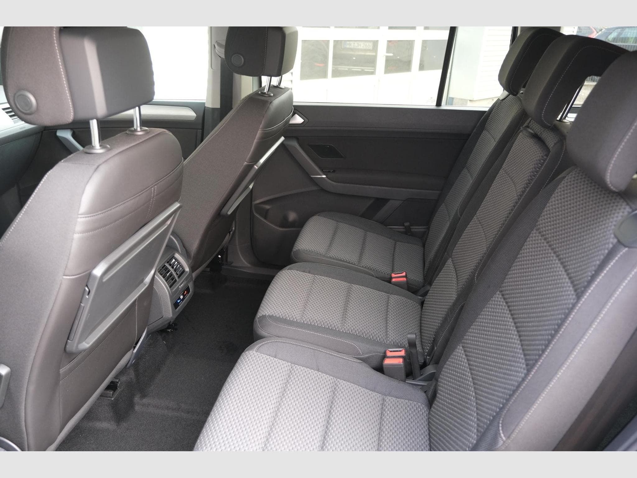 VW Touran 1.5 TSI DSG (2025) - Photo 8