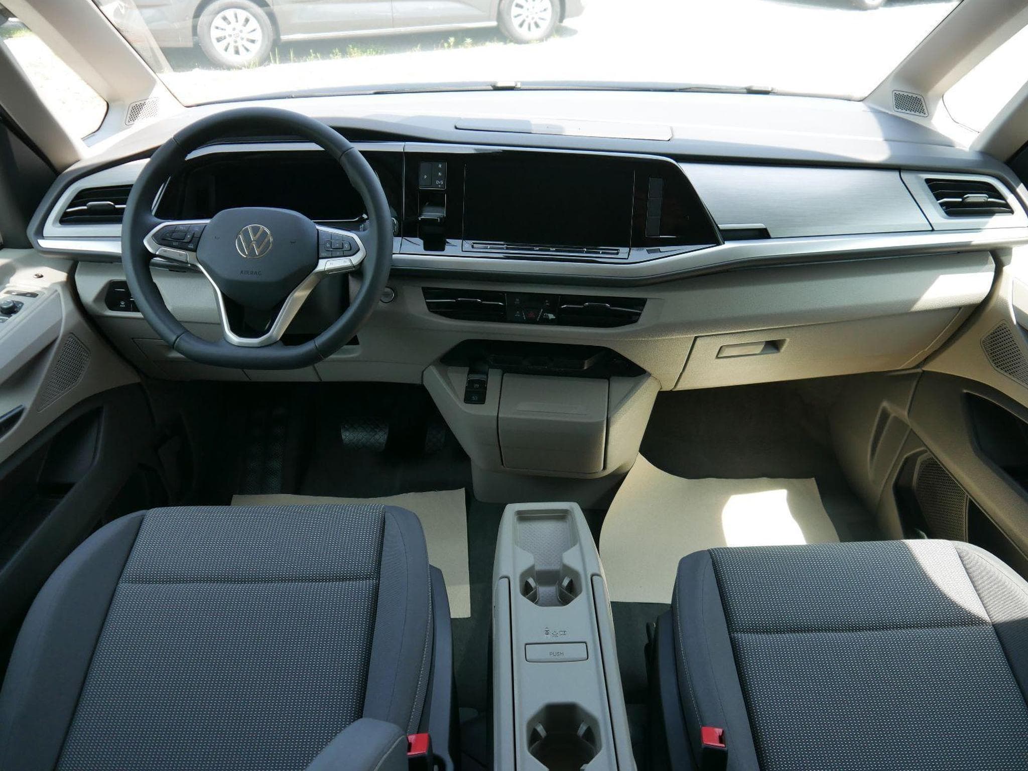 VW T7 Life 2.0 TDI (2025) - Photo 12