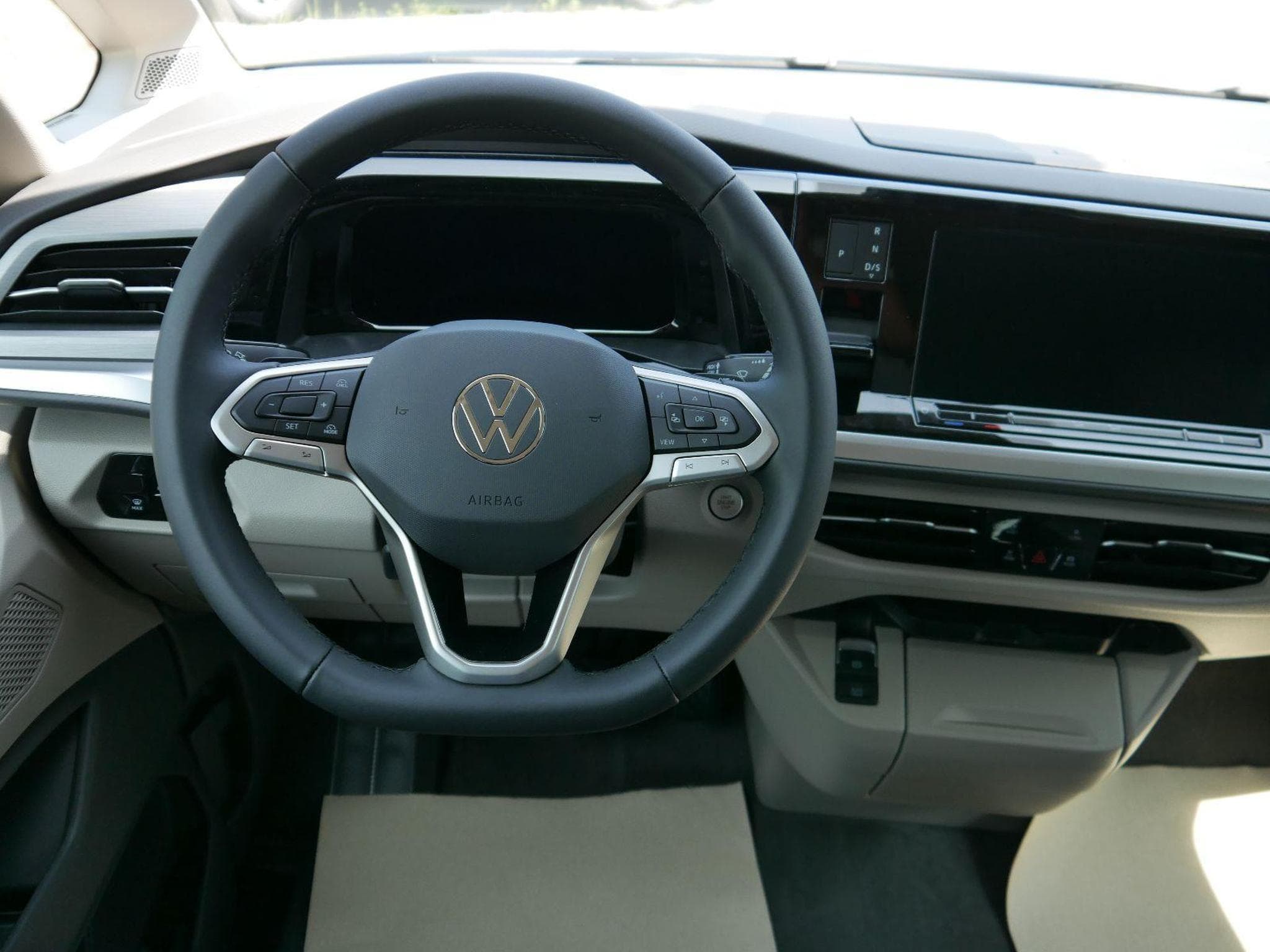 VW T7 Life 2.0 TDI (2025) - Photo 13