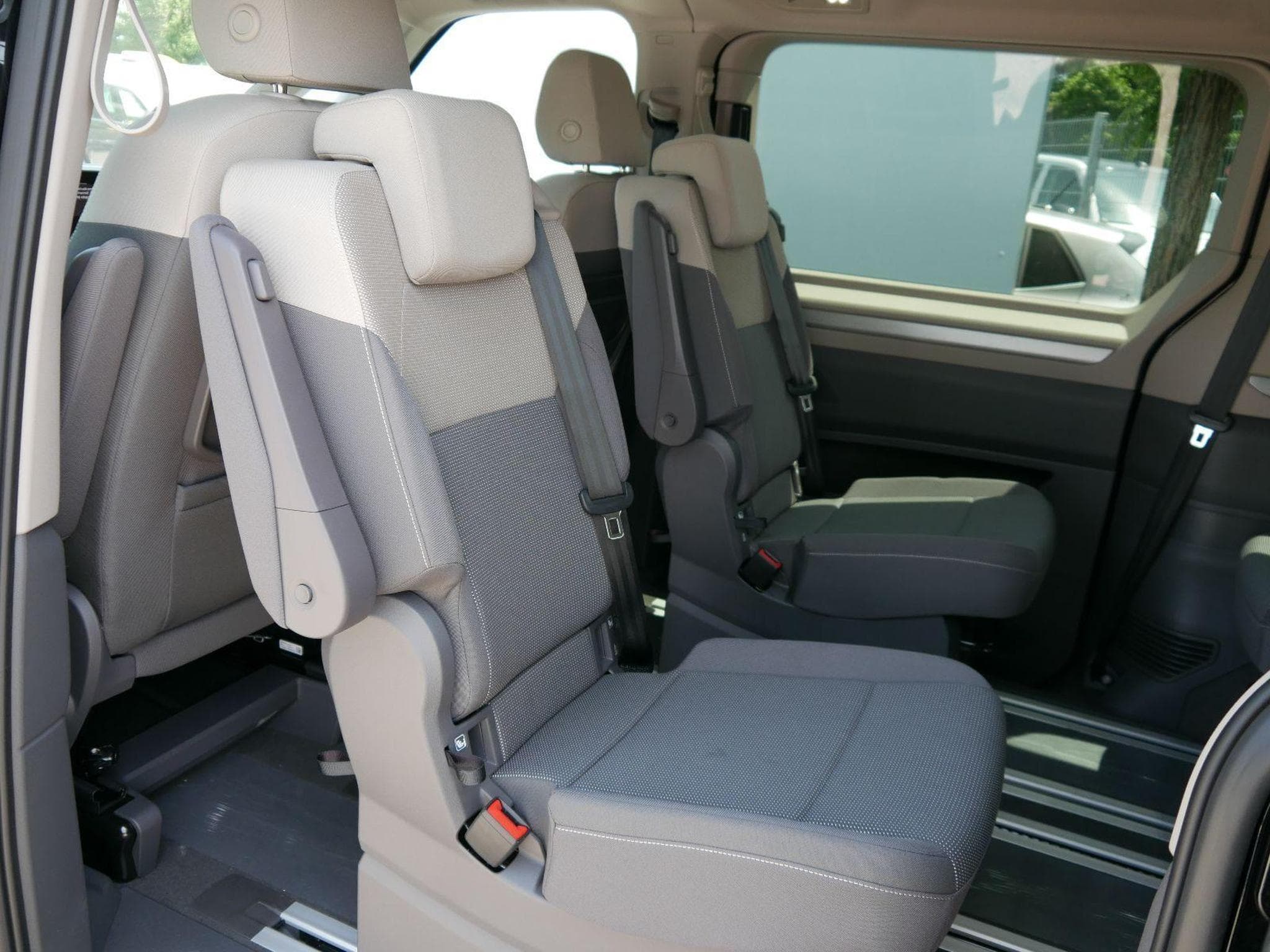 VW T7 Life 2.0 TDI (2025) - Photo 9