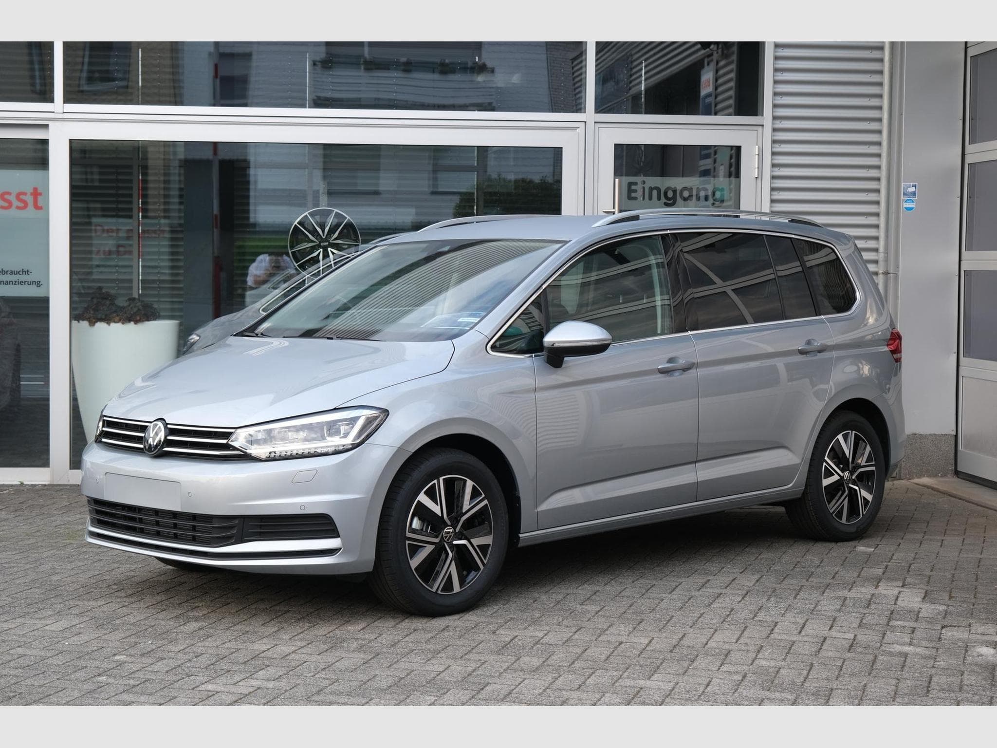 VW Touran 1.5 TSI DSG (2025) - Photo 1