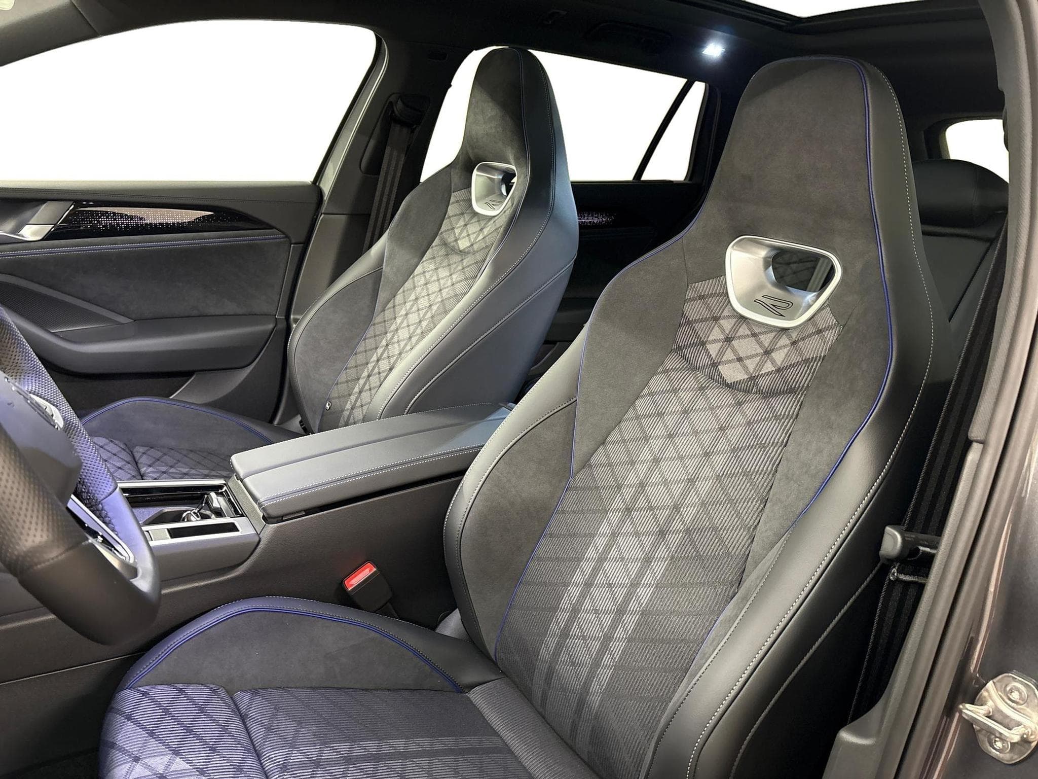 VW Passat Variant R-Line (2025) - Photo 19