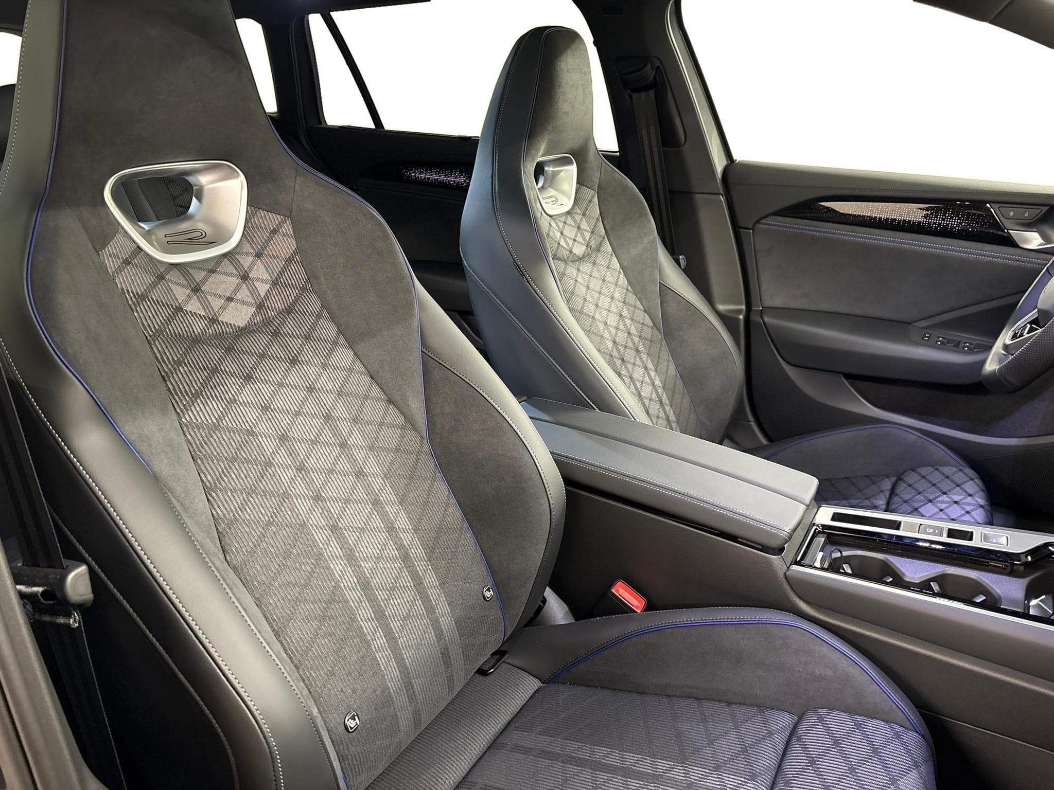 VW Passat Variant R-Line (2025) - Photo 20