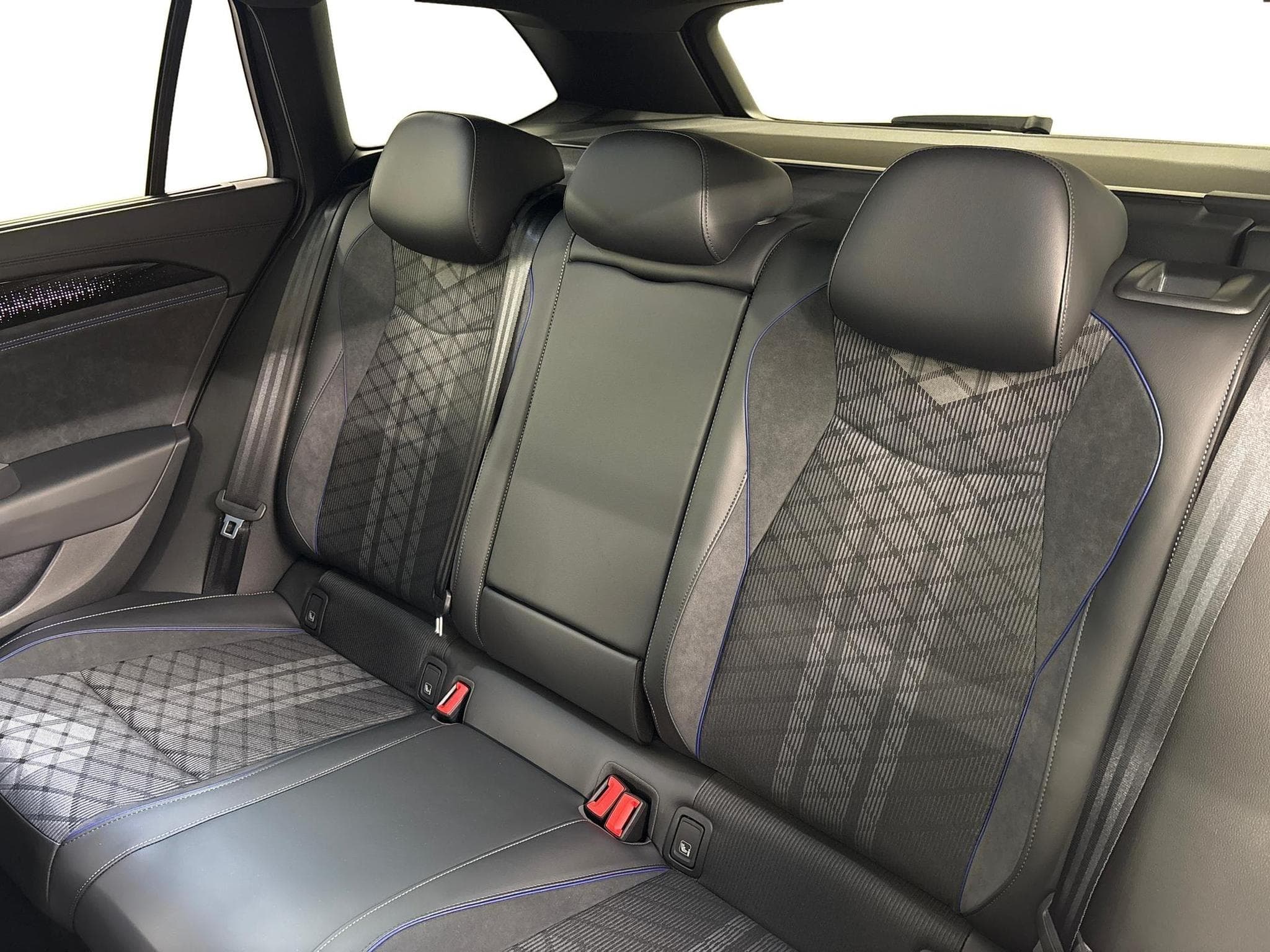 VW Passat Variant R-Line (2025) - Photo 21