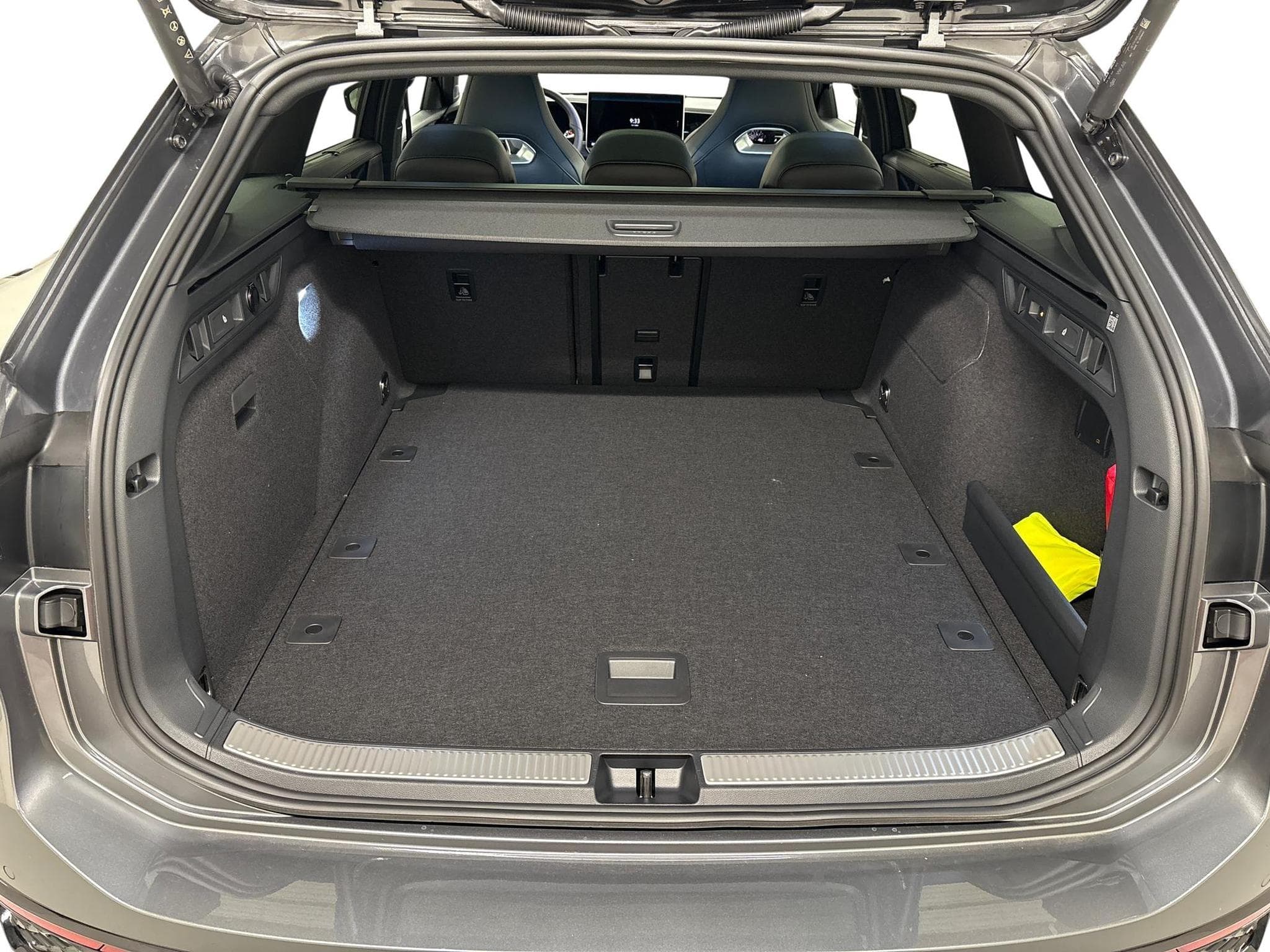 VW Passat Variant R-Line (2025) - Photo 9