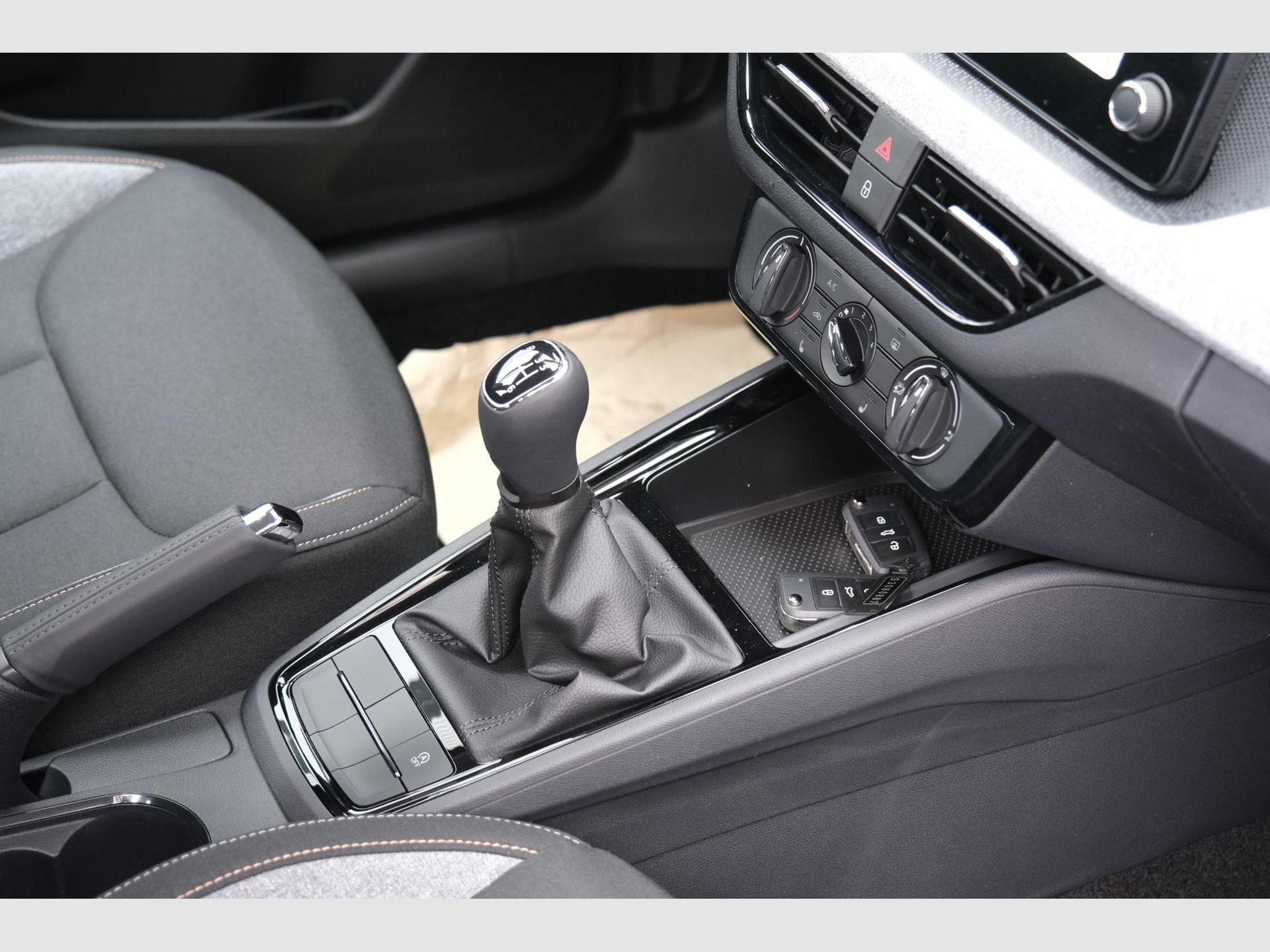 Skoda Kamiq 1.0 TSI Selection (2025) - Photo 25