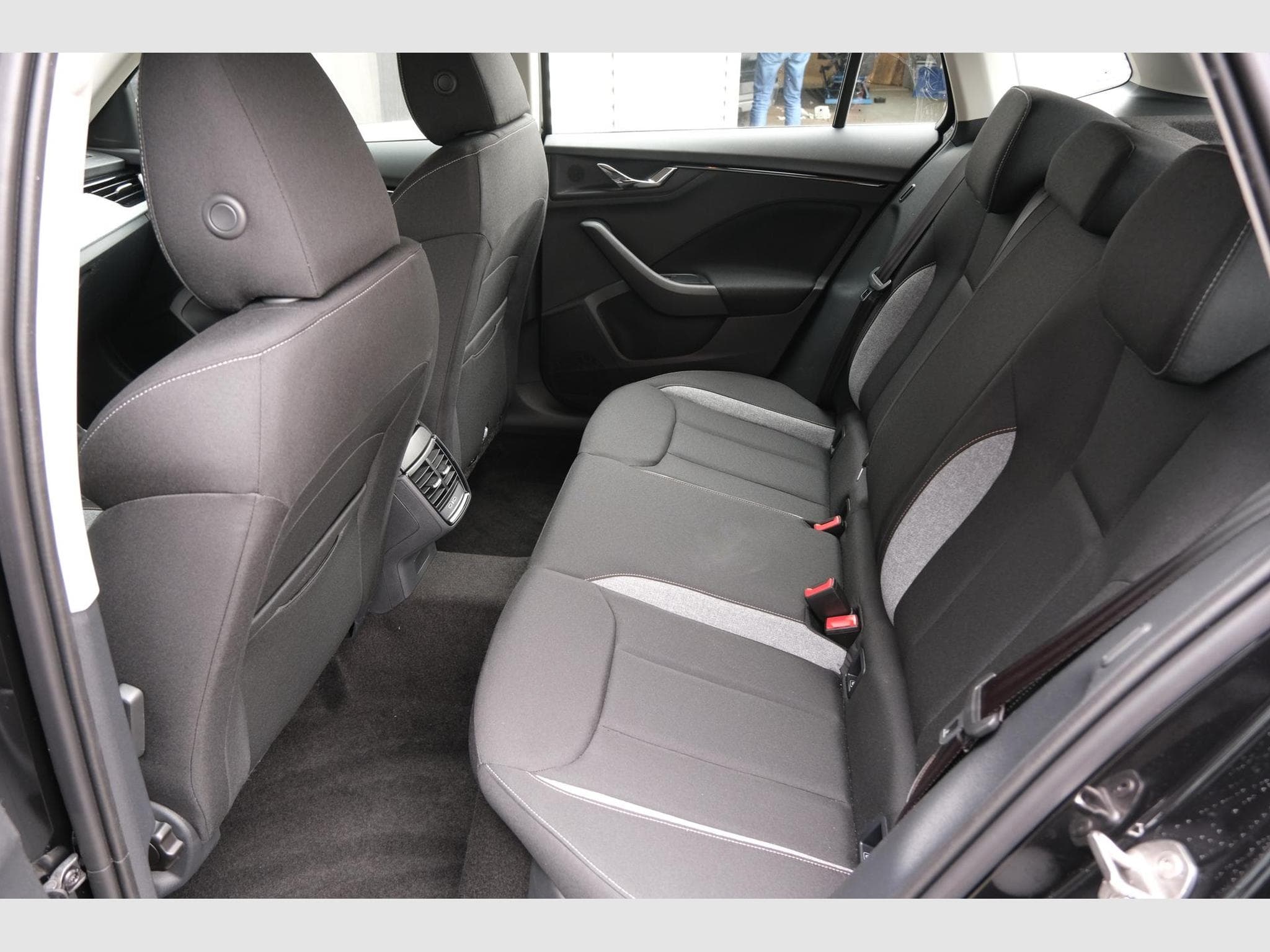 Skoda Kamiq 1.0 TSI Selection (2025) - Photo 9