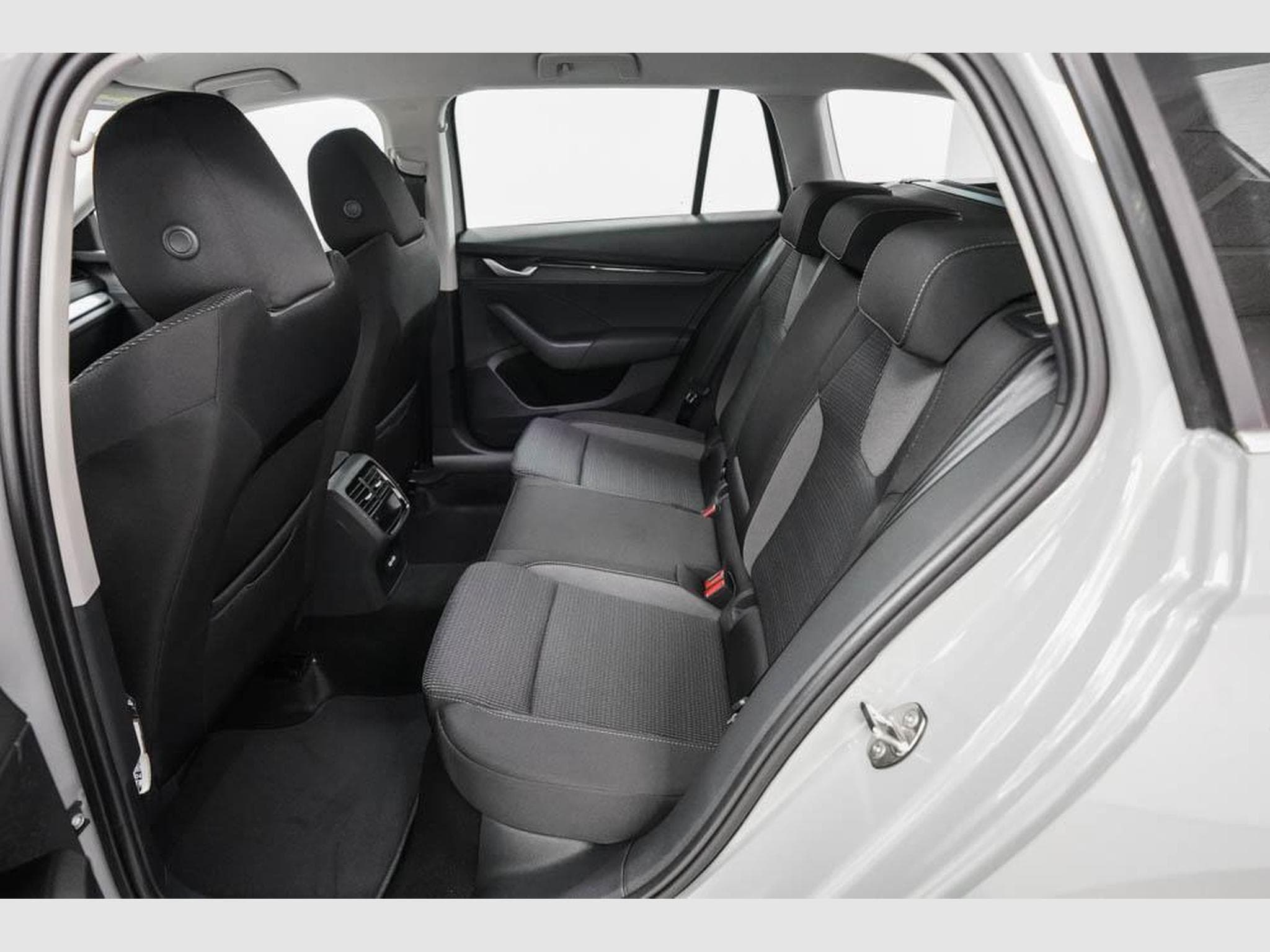 Skoda Octavia Kombi 1,5 eTSI (2025) - Photo 16