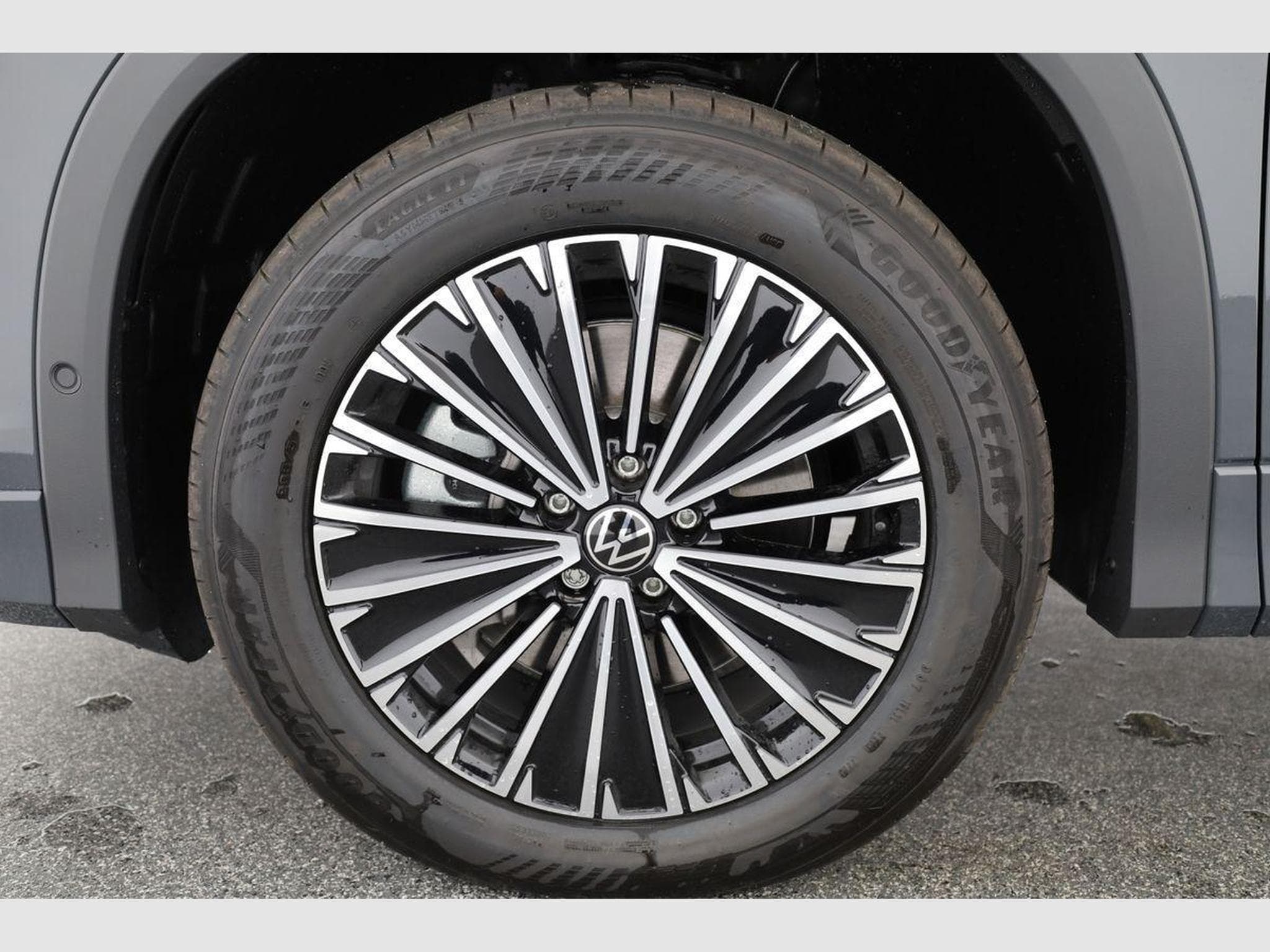 VW Tayron 1.5 TSI eHybrid 150 kW Life (2025) - Photo 17