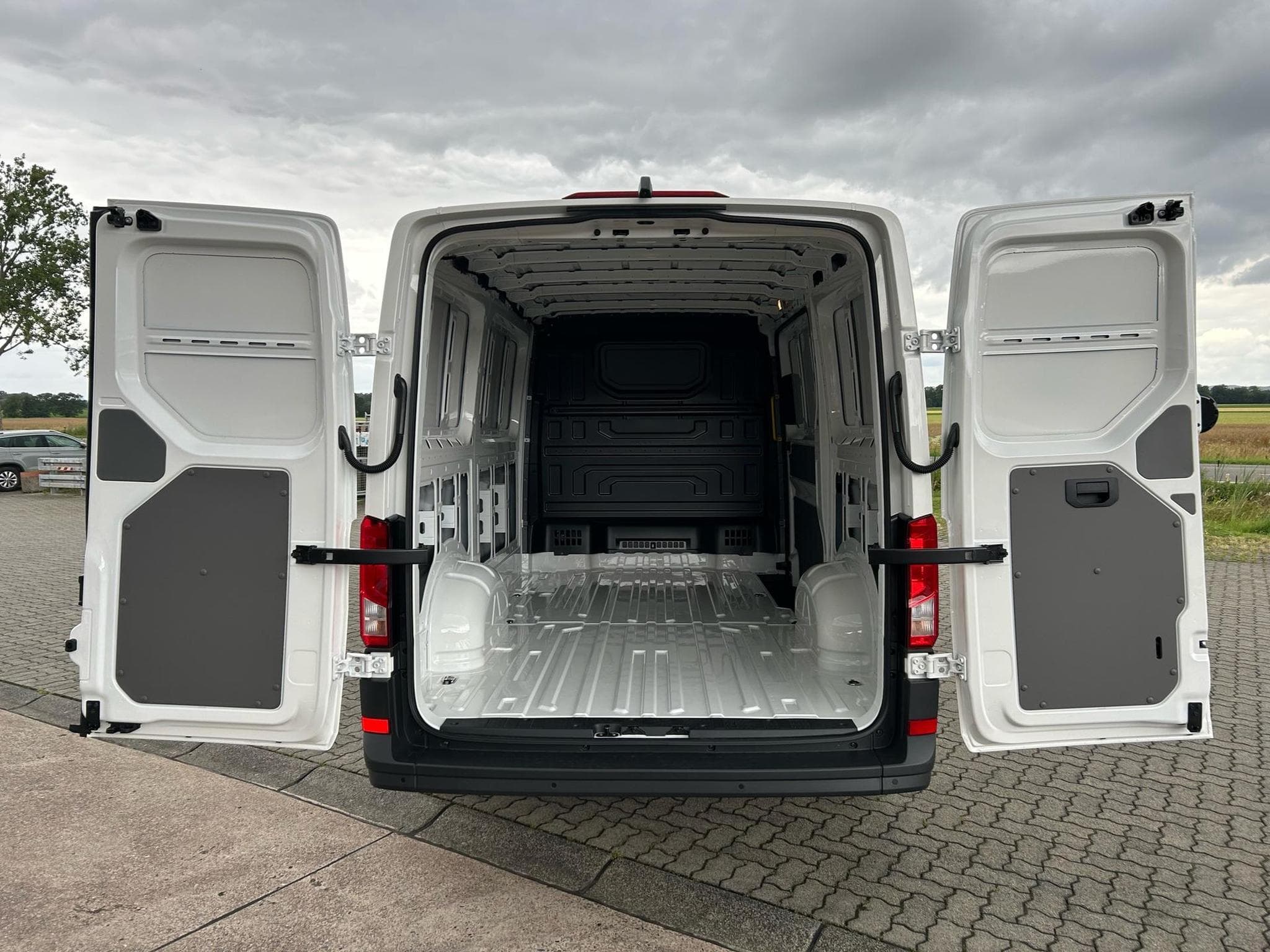 VW Crafter 35 2.0 TDI (2024) - Foto 18