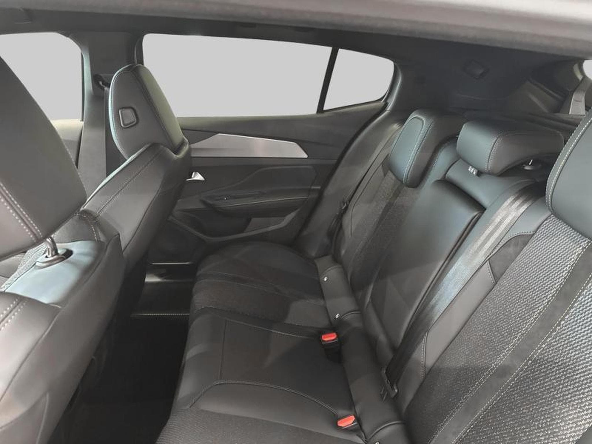 Peugeot 408 GT Plug-In Hybrid 225 EAT8 (2025) - Photo 12