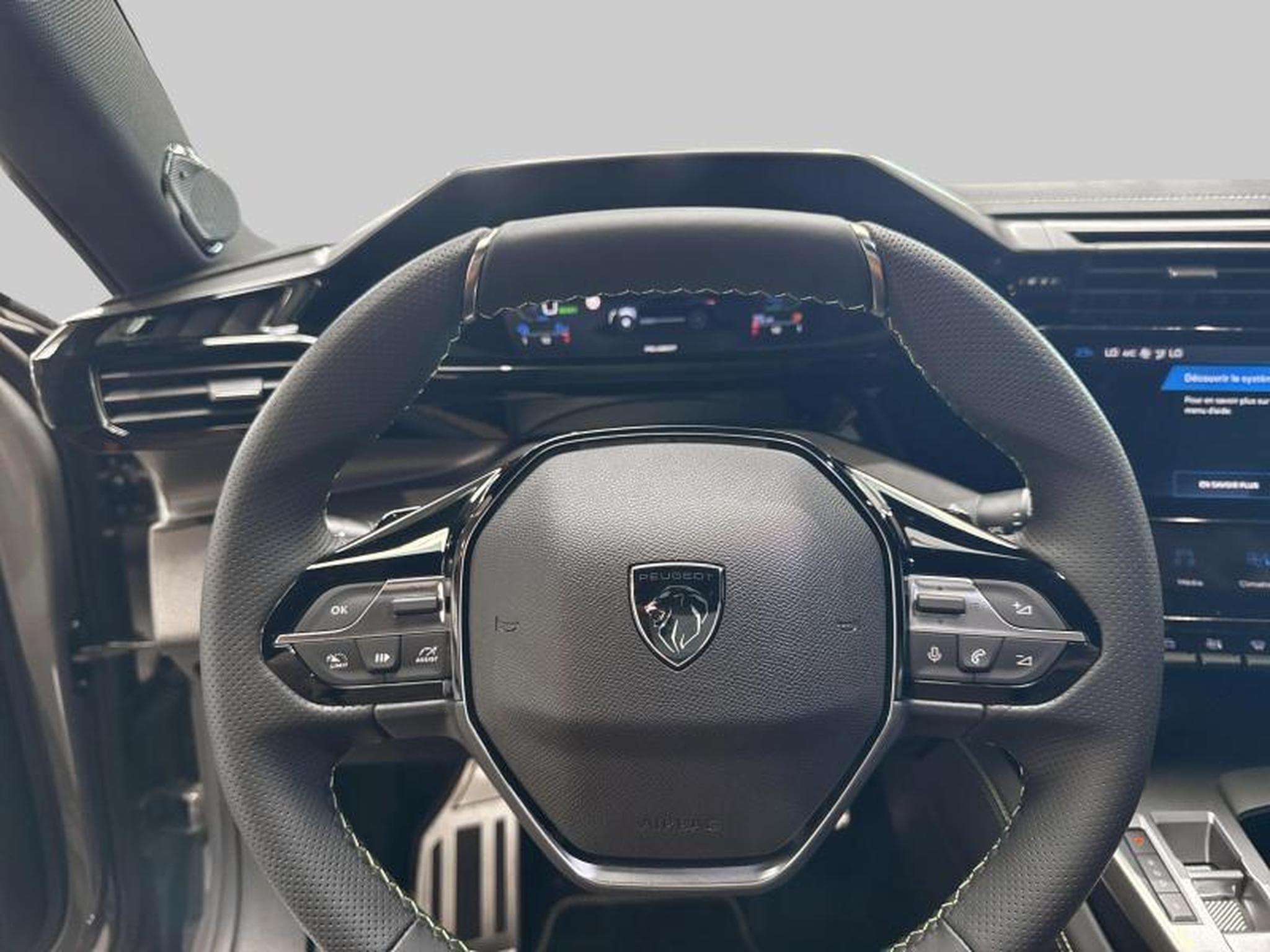 Peugeot 408 GT Plug-In Hybrid 225 EAT8 (2025) - Photo 14