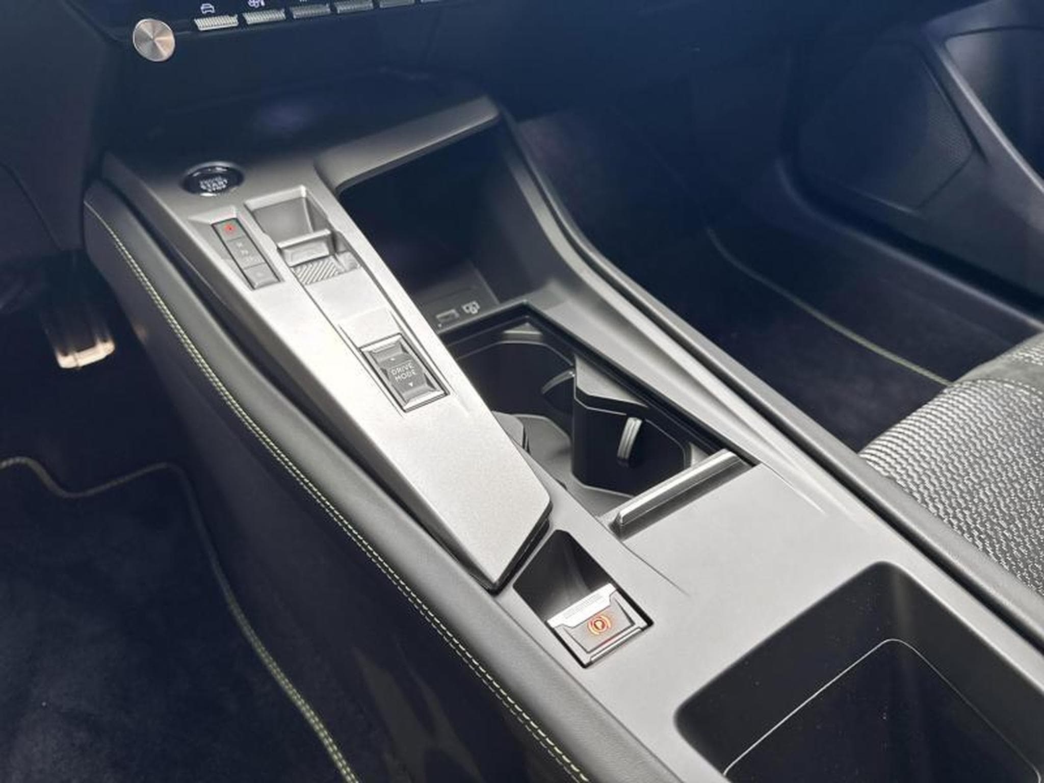 Peugeot 408 GT Plug-In Hybrid 225 EAT8 (2025) - Photo 19