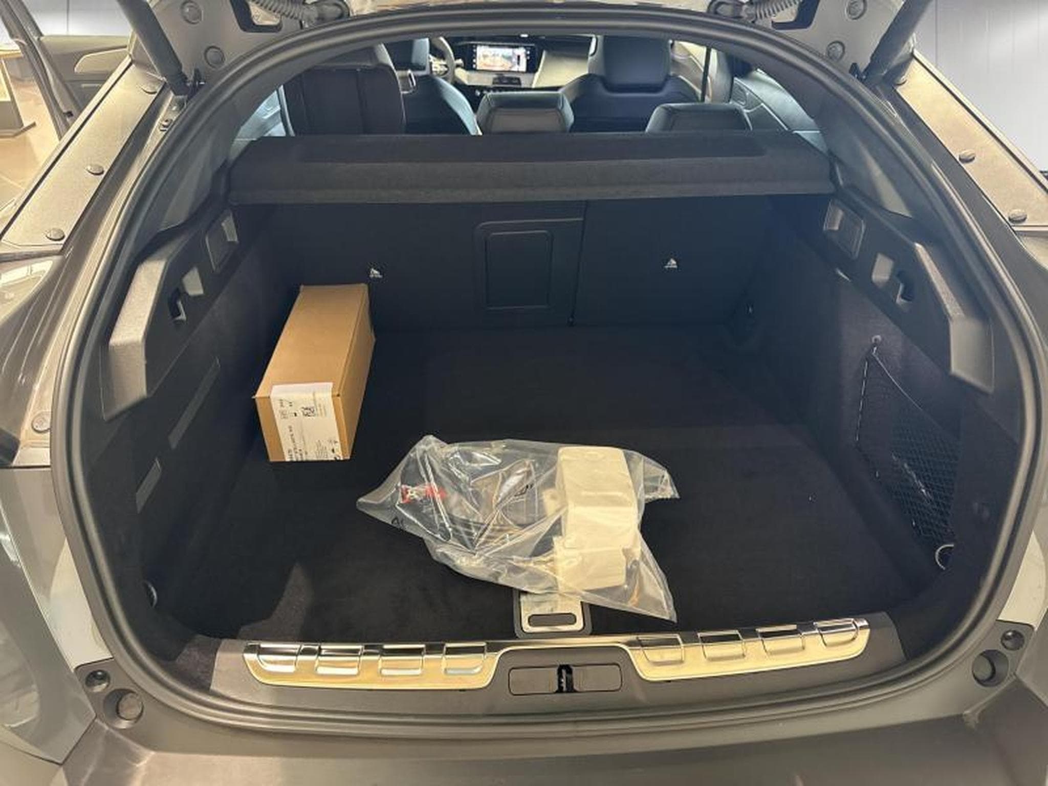 Peugeot 408 GT Plug-In Hybrid 225 EAT8 (2025) - Photo 20